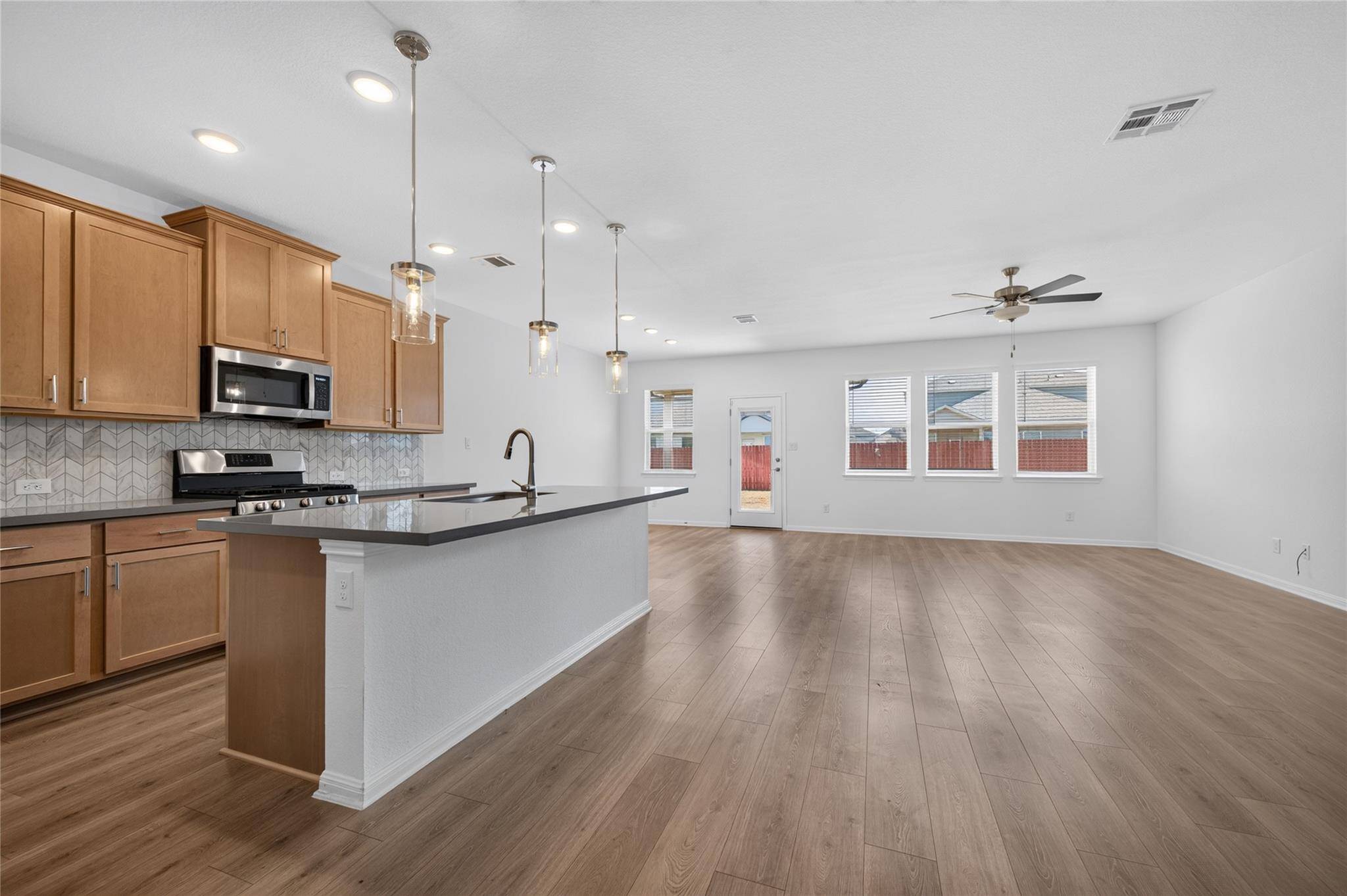 410 Doodle LN, Hutto, TX 78634