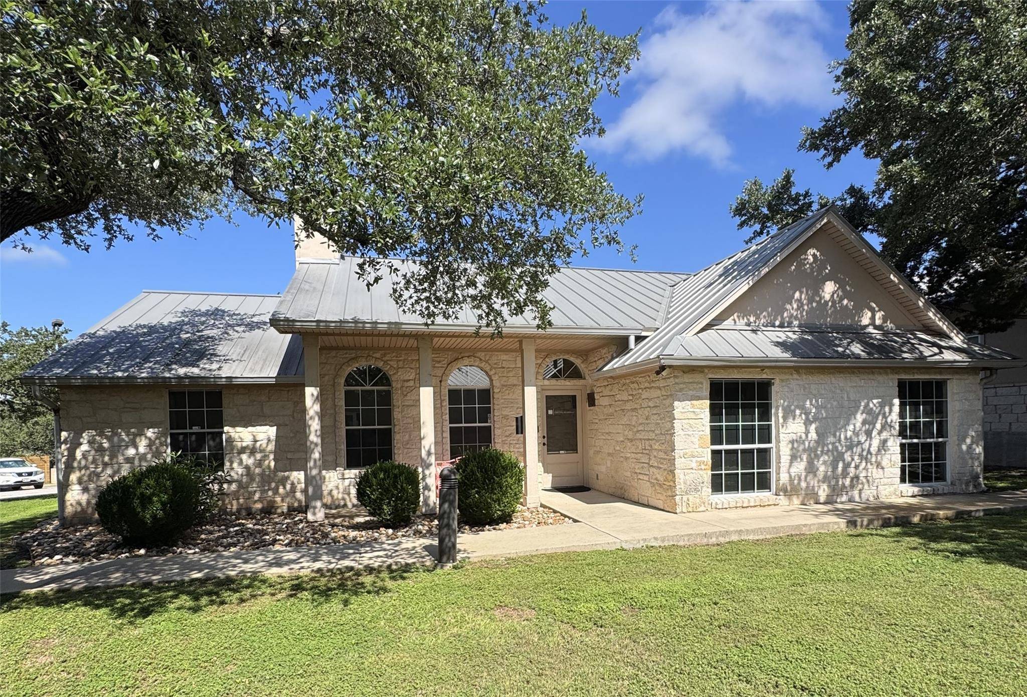 2440 E HWY 290 #B, Dripping Springs, TX 78620