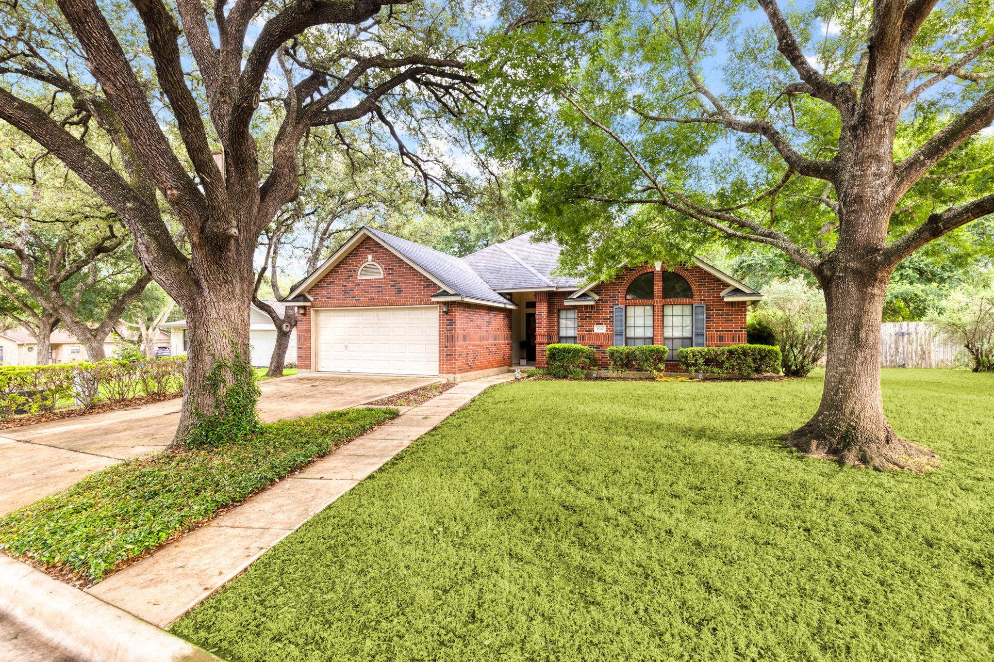 1502 Oak Knoll LN, Lockhart, TX 78644