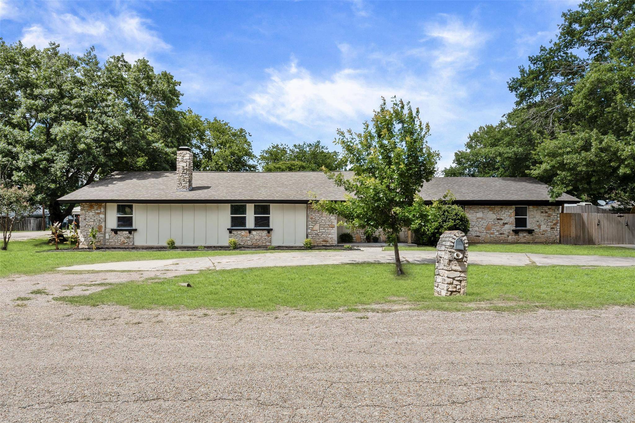 702 E Sandy LN, Little River Academy, TX 76554