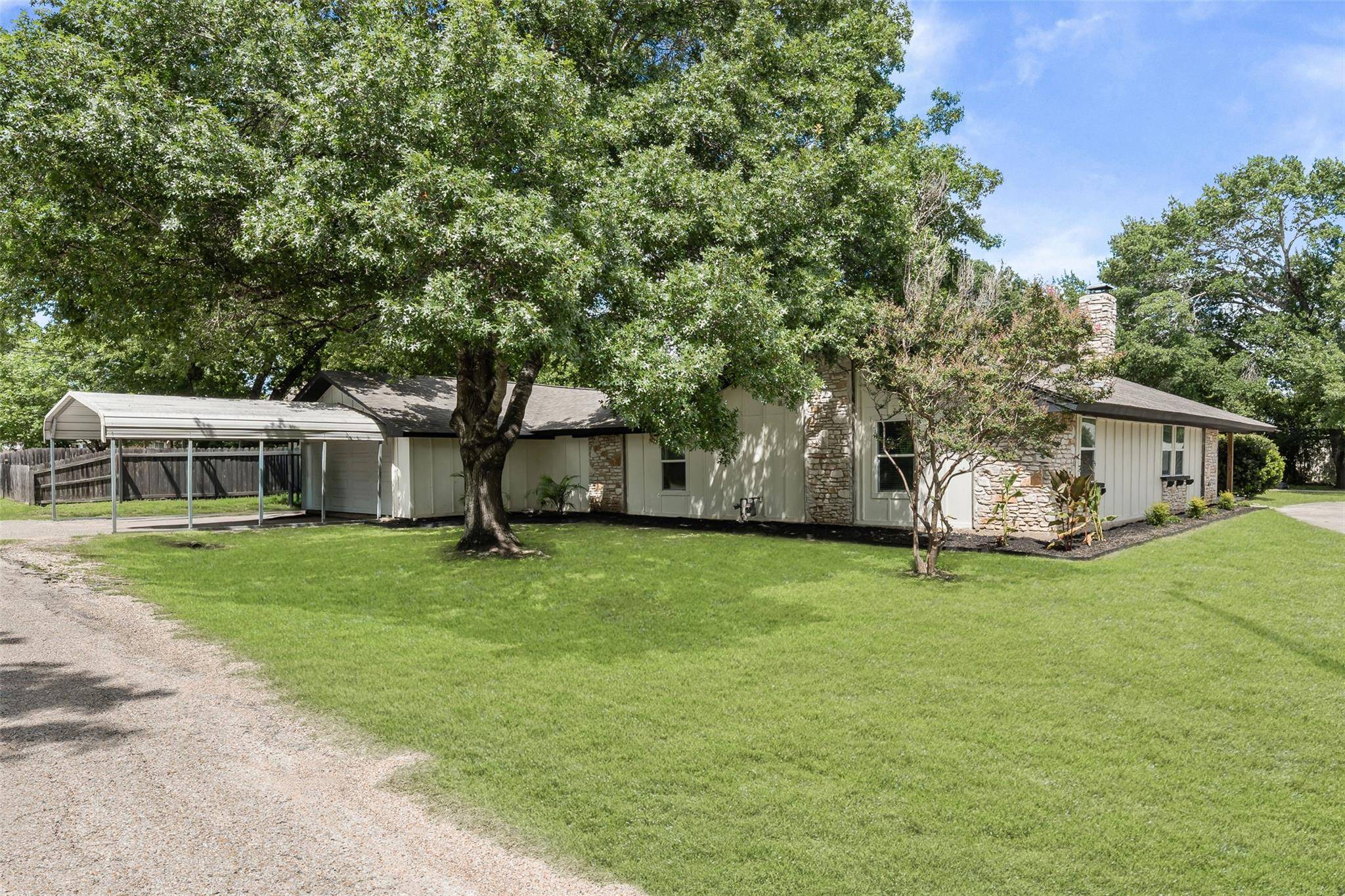 702 E Sandy LN, Little River Academy, TX 76554