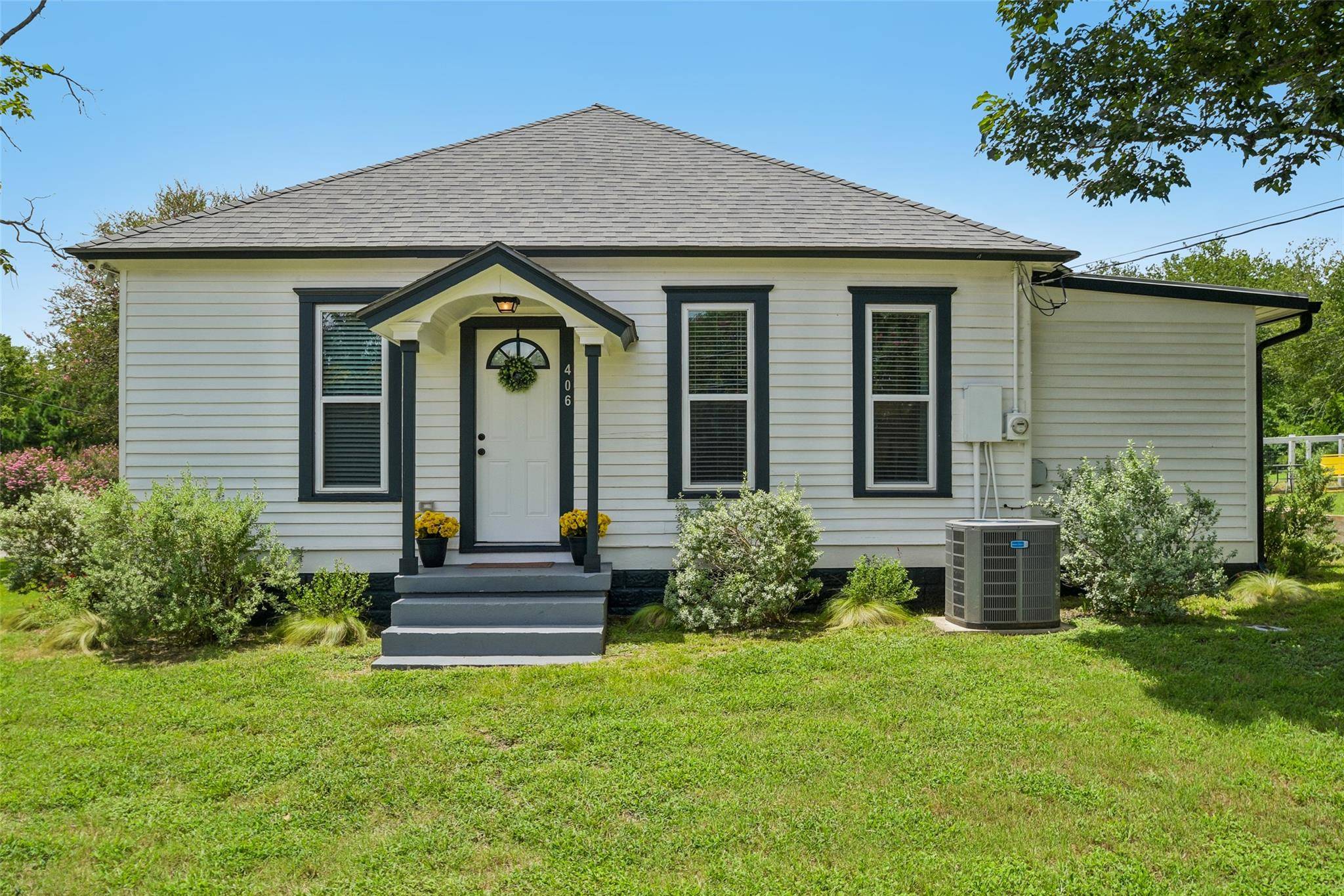 406 Live Oak ST, Smithville, TX 78957
