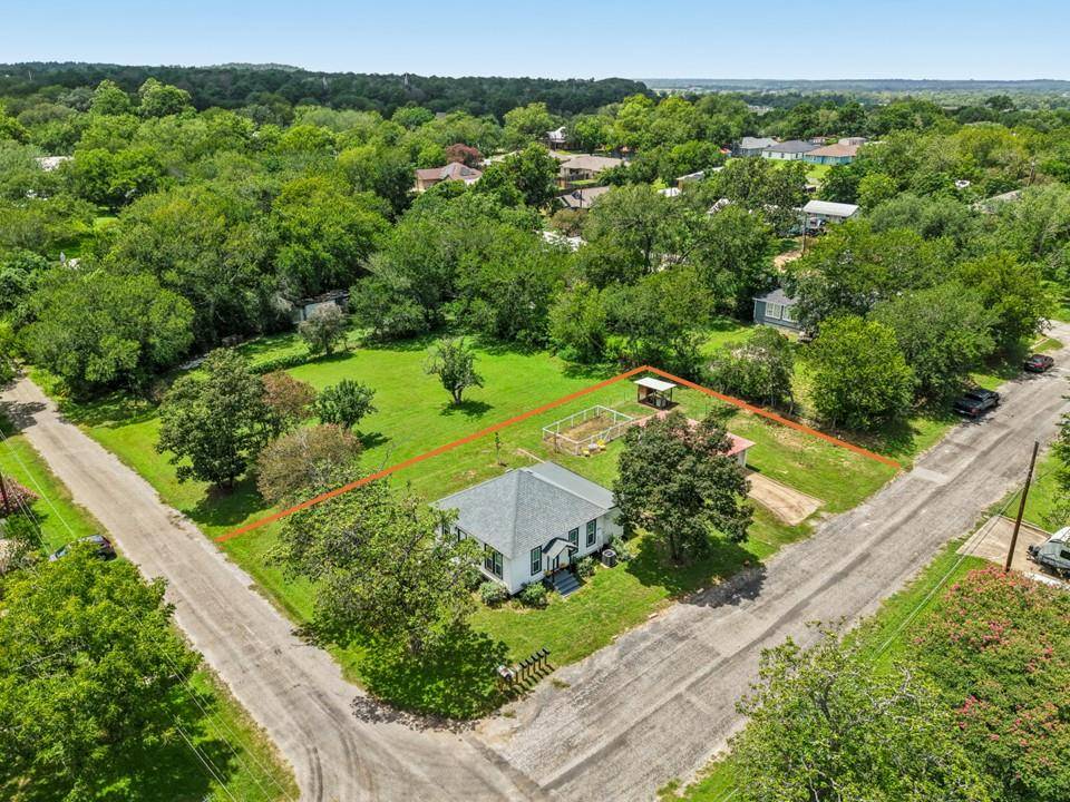 406 Live Oak ST, Smithville, TX 78957