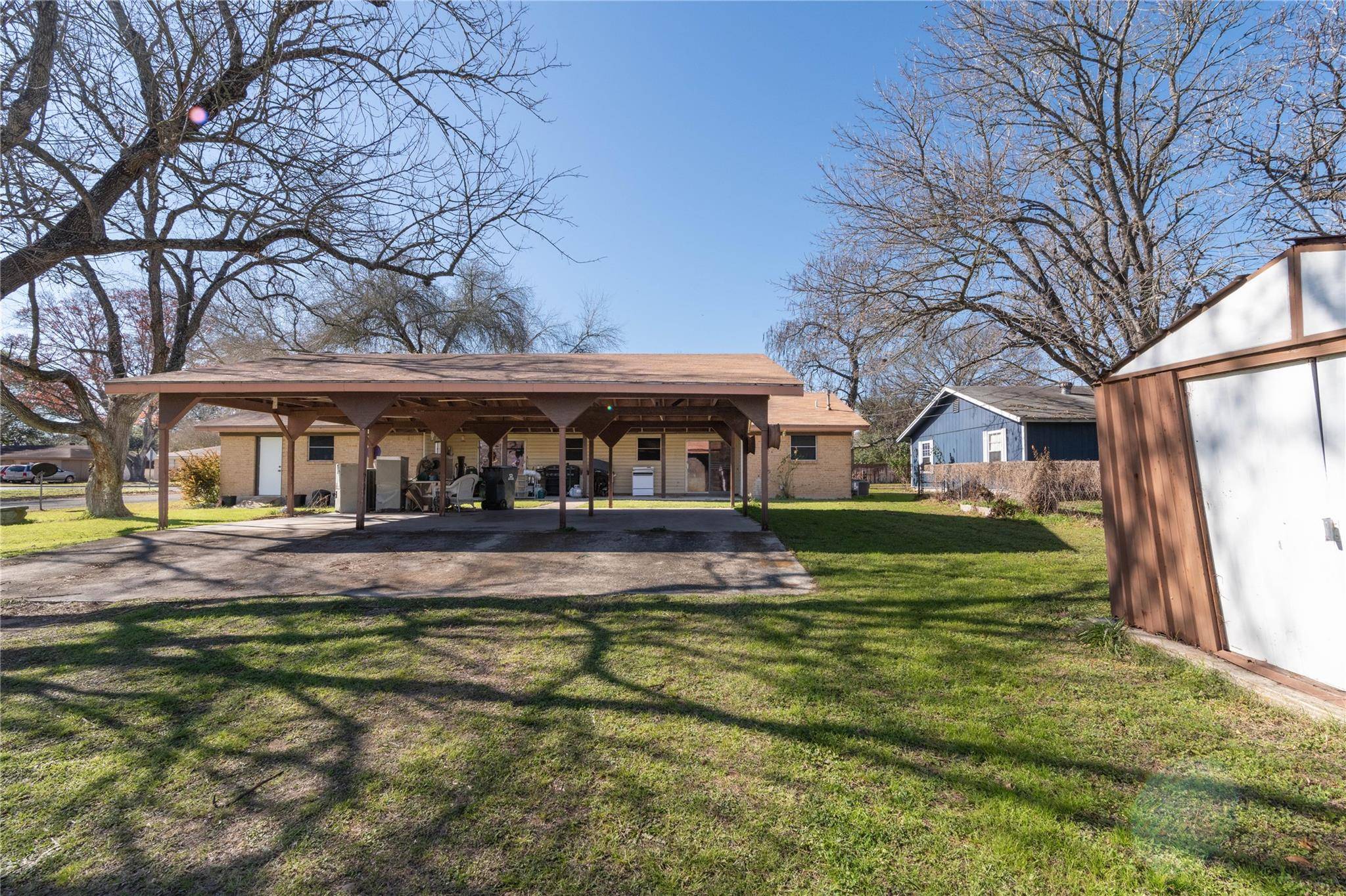 97 Peach ST, Luling, TX 78648