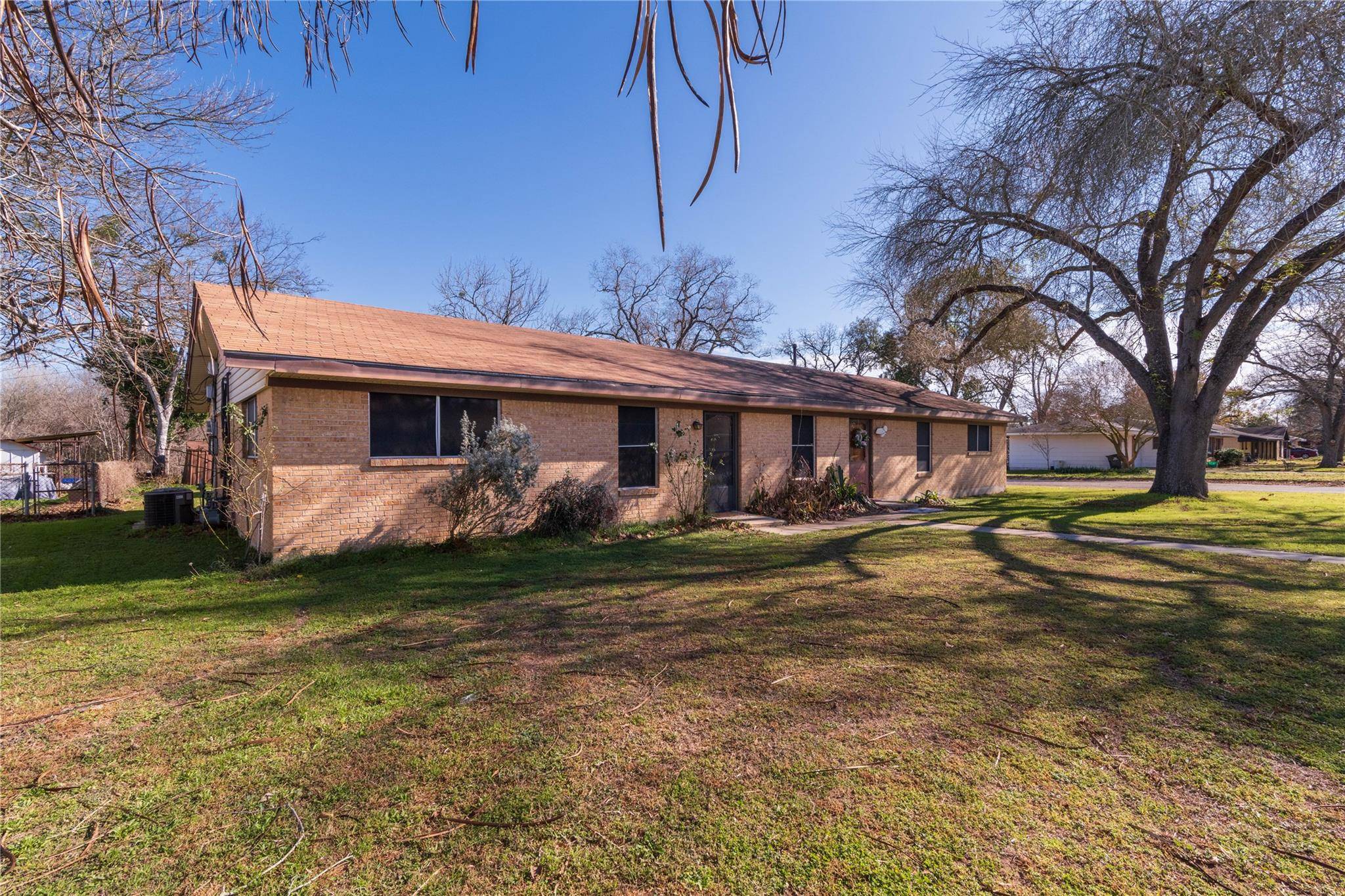 97 Peach ST, Luling, TX 78648