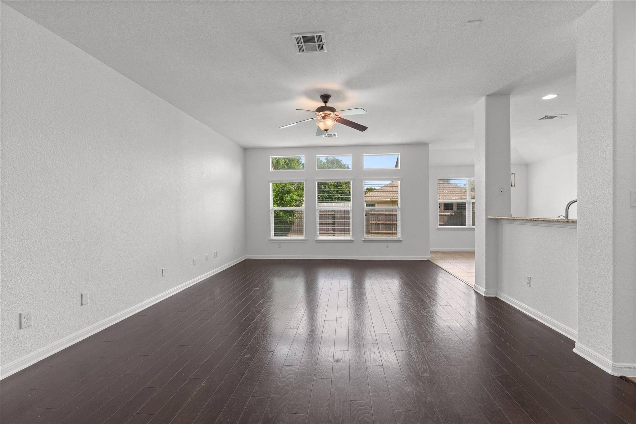 1049 Regency LN, Round Rock, TX 78665