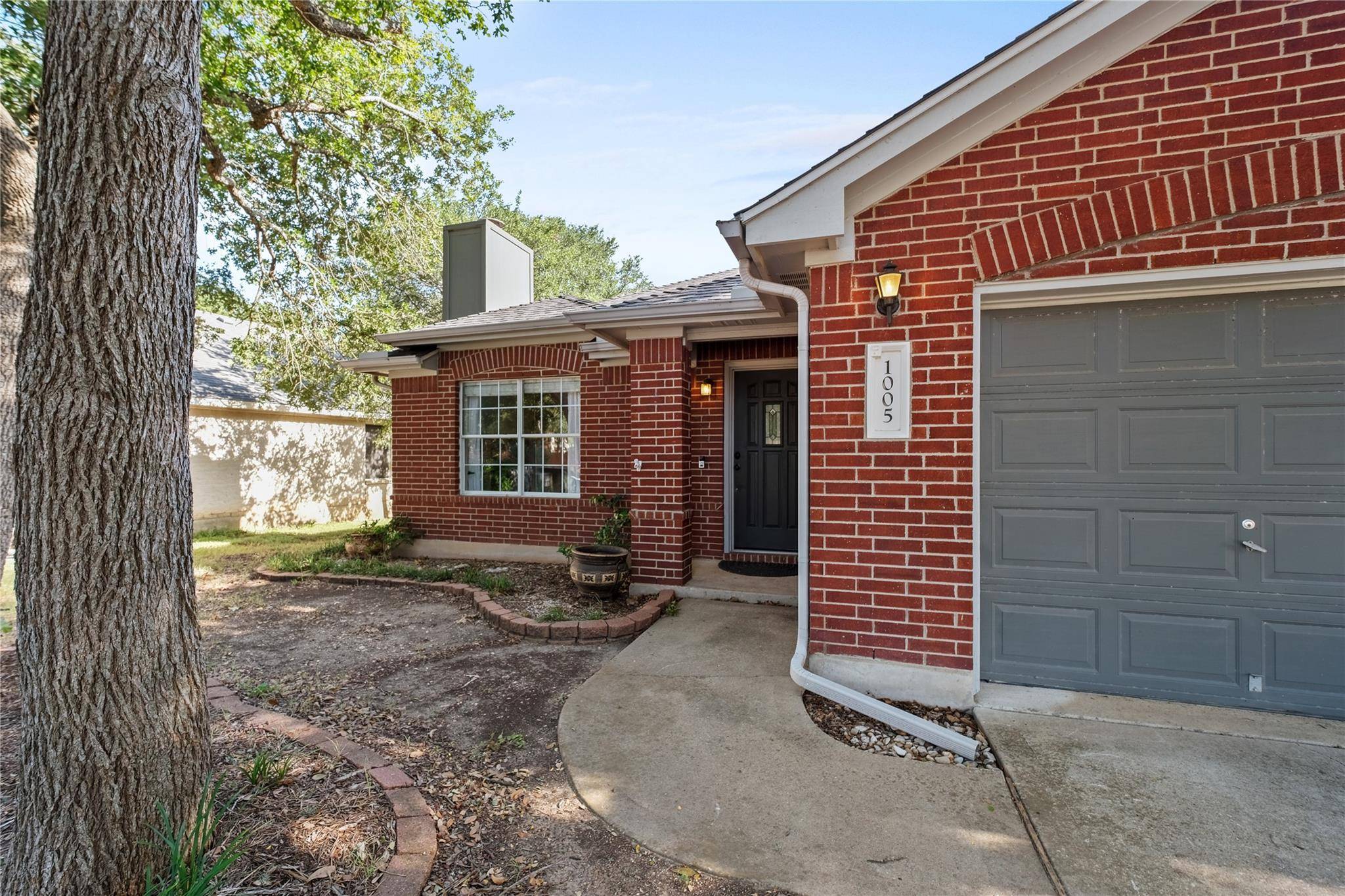 1005 Haleys Way DR, Buda, TX 78610