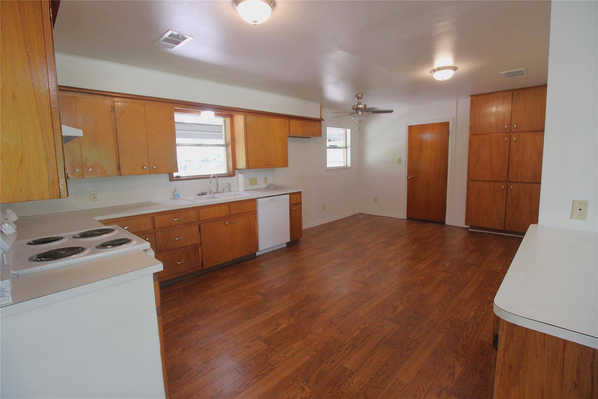 741 W Bell ST, Bartlett, TX 76511