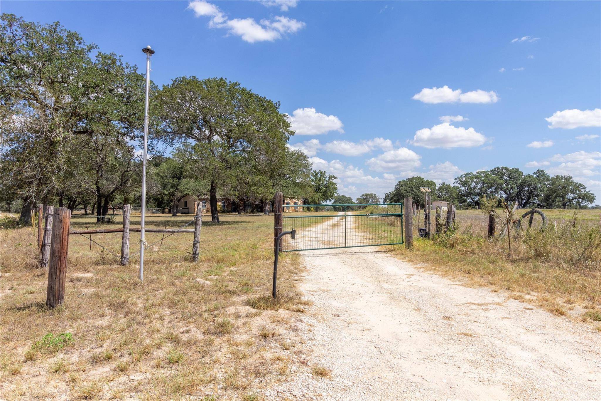 9729 FM 775, Floresville, TX 78114