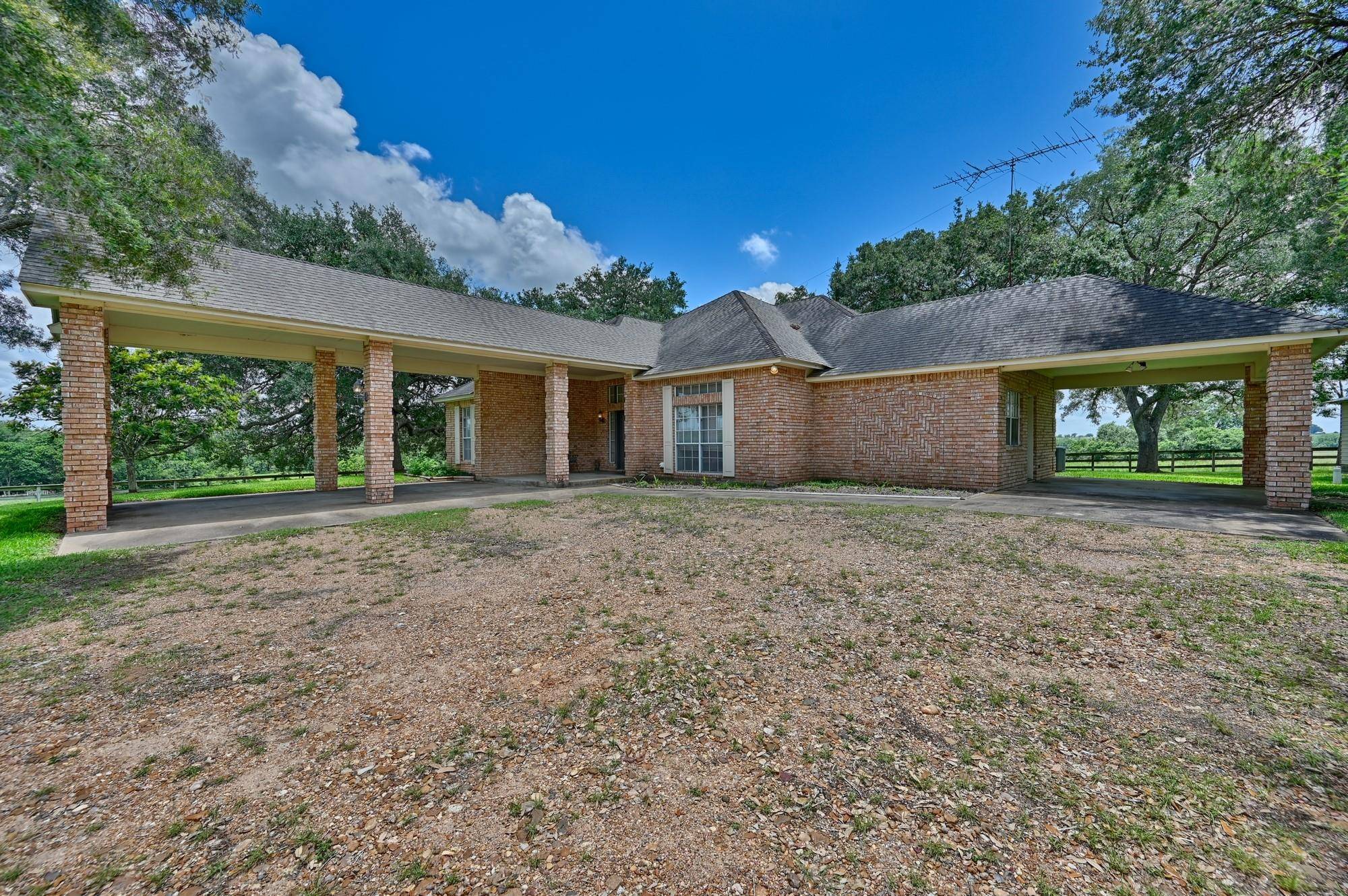 1552 Holub RD, Schulenburg, TX 78956