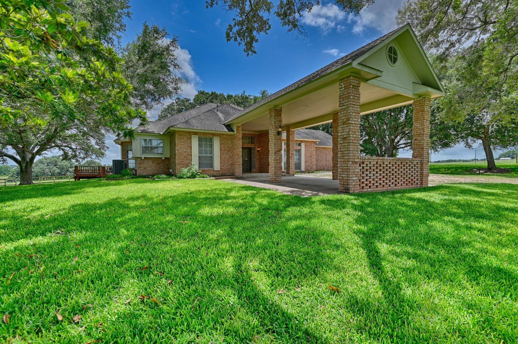 1552 Holub RD, Schulenburg, TX 78956