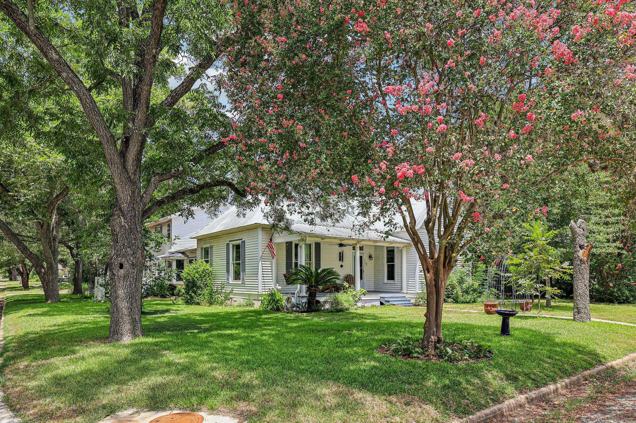 601 Garwood ST, Smithville, TX 78957