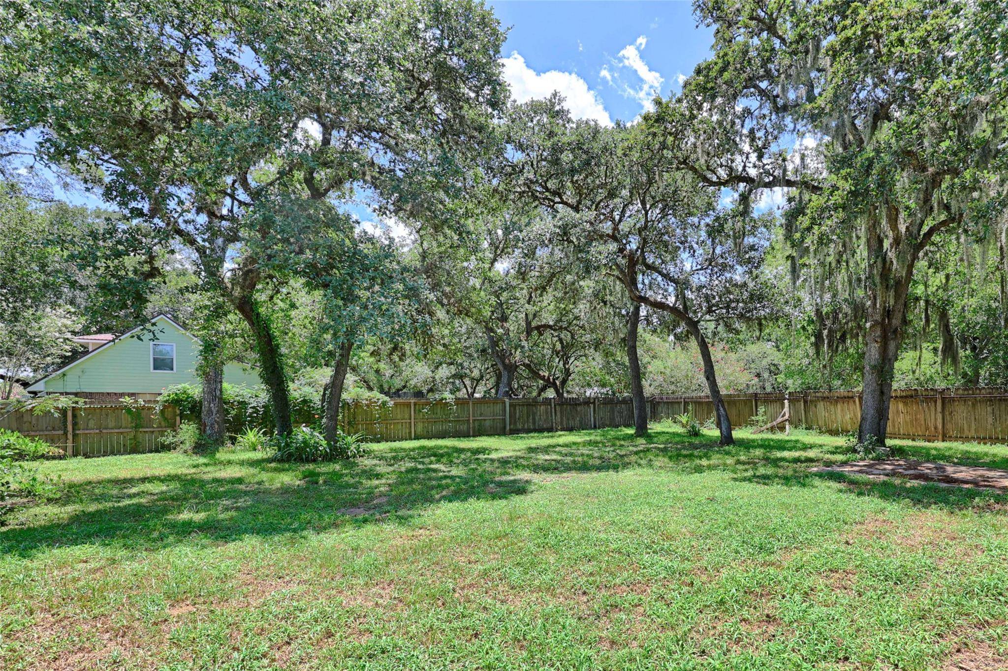 5810 Avenue E, Sheridan, TX 77475