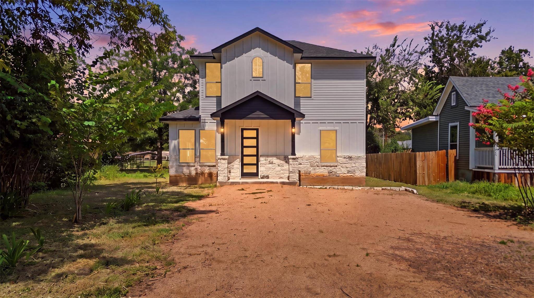 504 Walker ST, Smithville, TX 78957