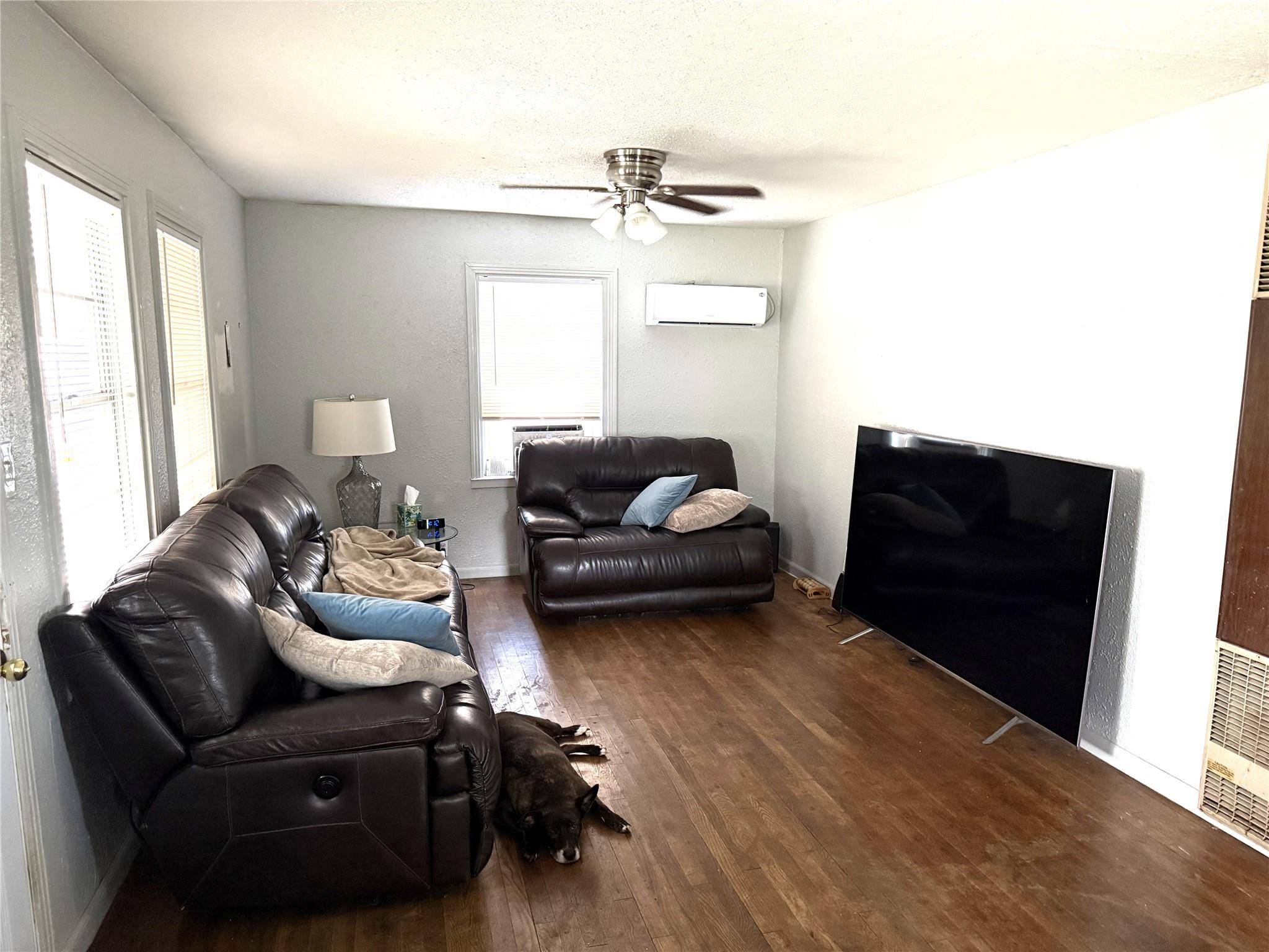621 S Commerce ST, Lockhart, TX 78644
