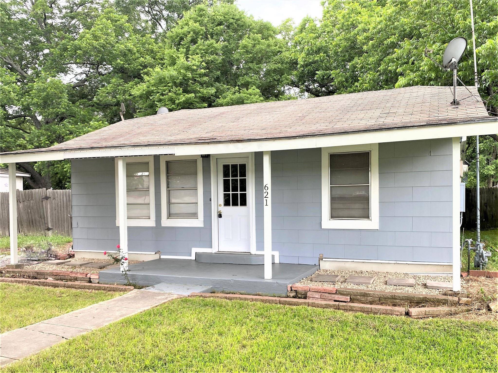 621 S Commerce ST, Lockhart, TX 78644