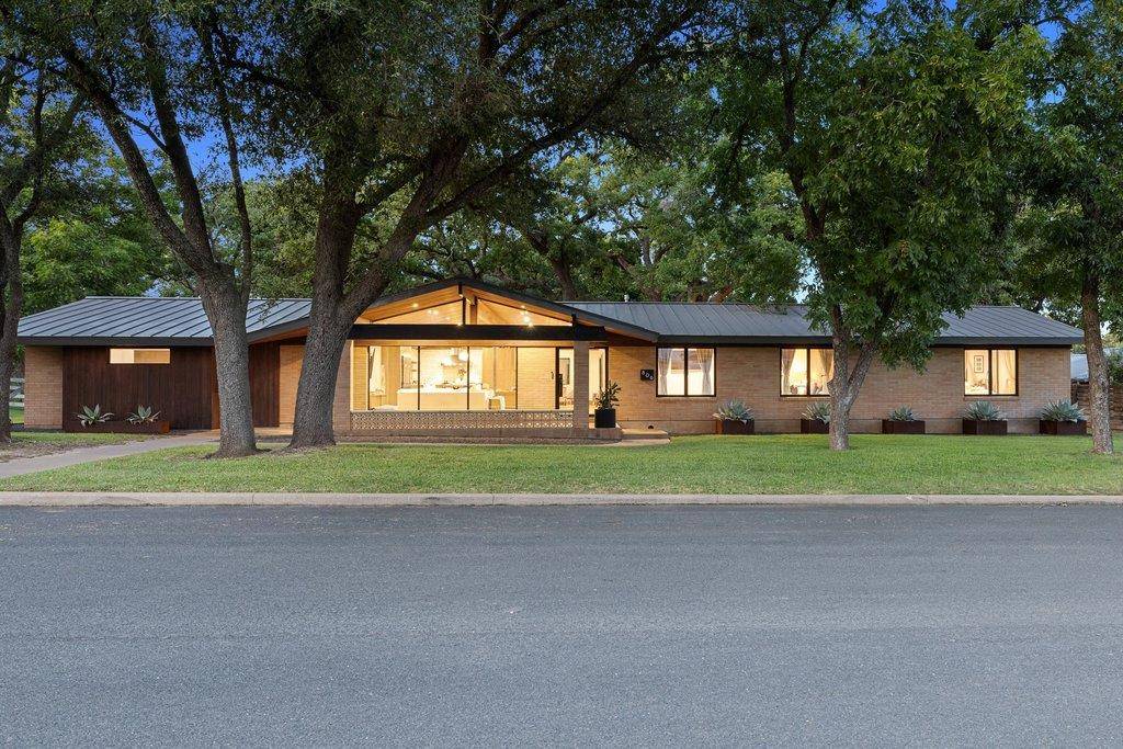 806 W Schubert ST, Fredericksburg, TX 78624