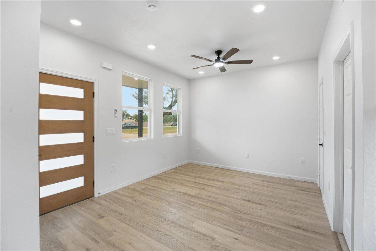 140 Lobo LN, Cedar Creek, TX 78612