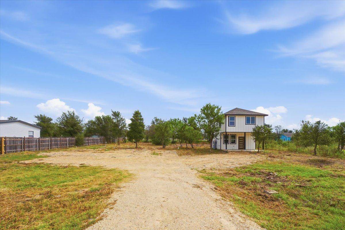 140 Lobo LN, Cedar Creek, TX 78612