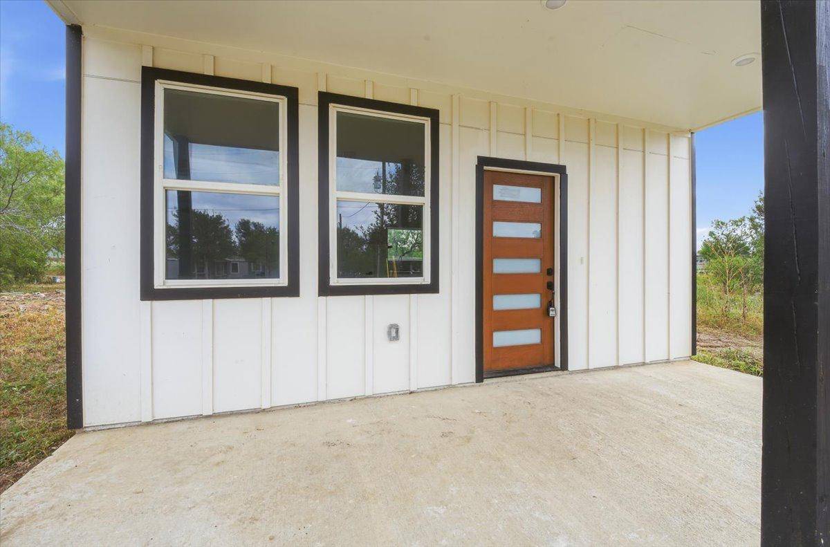 140 Lobo LN, Cedar Creek, TX 78612