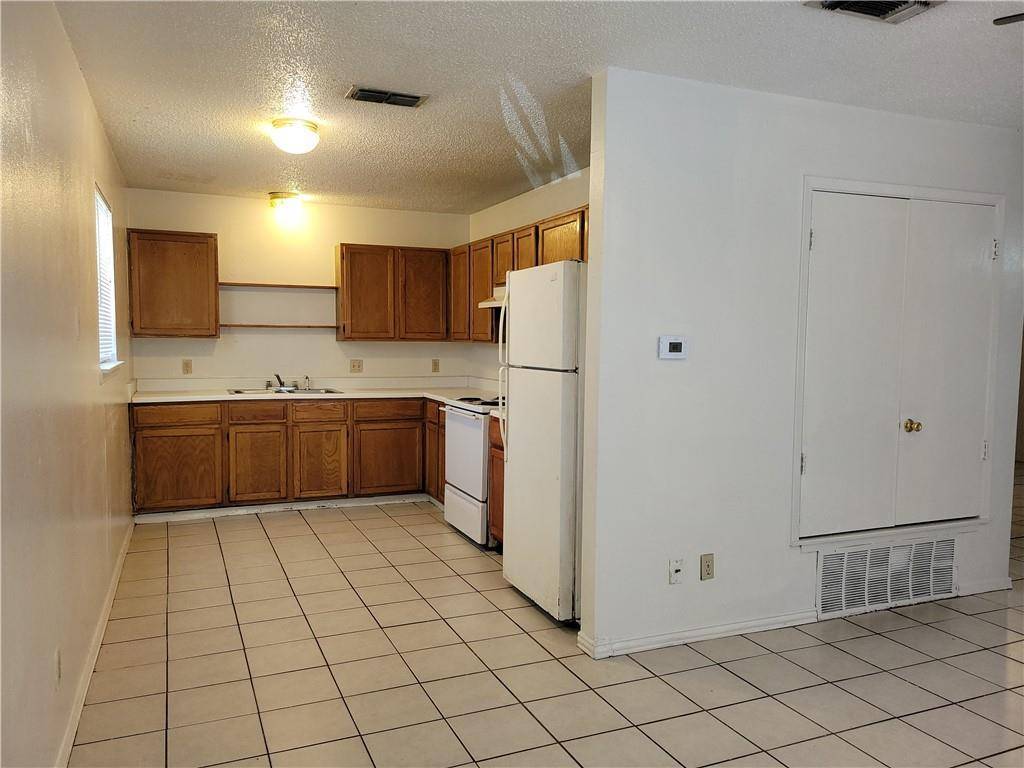 1609 Jones ST #A, Taylor, TX 76574