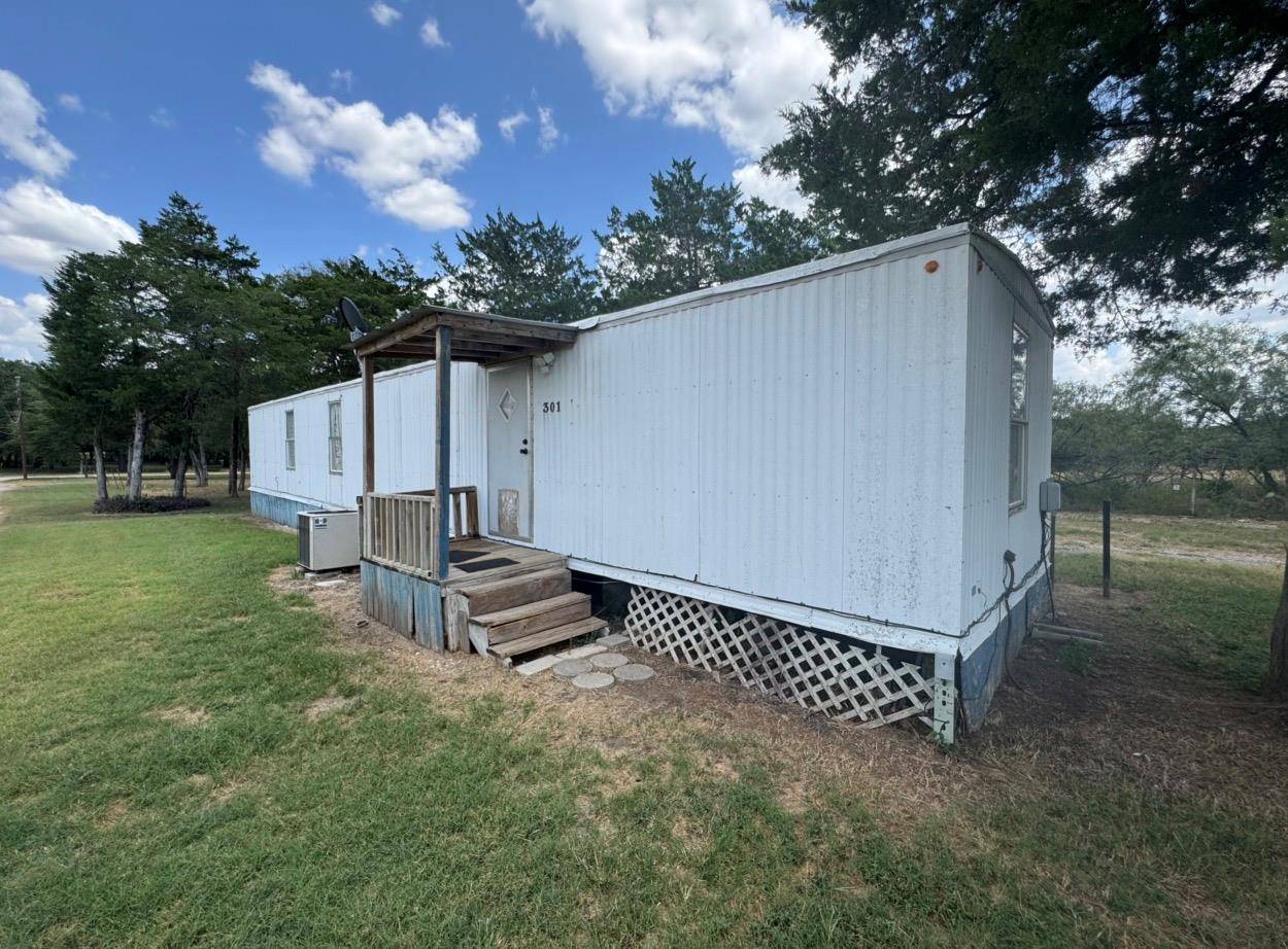 301 Whitetail LN, Dale, TX 78616