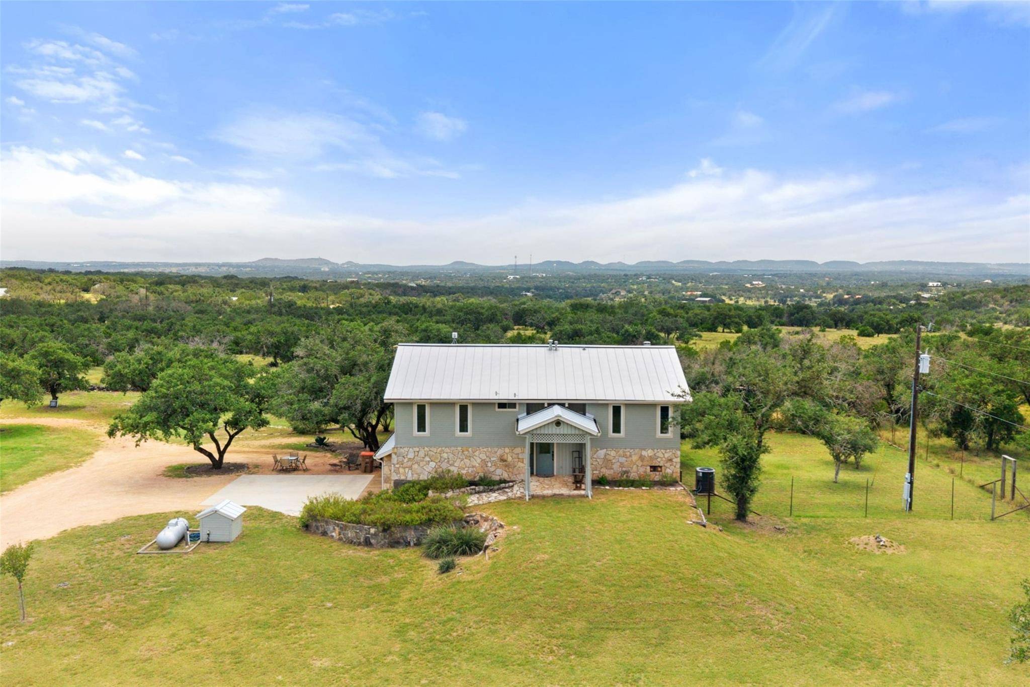143 Oak LN, Johnson City, TX 78636