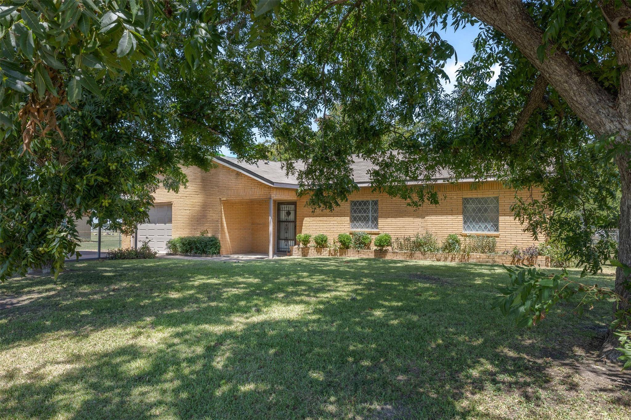 604 N 3rd ST, Thorndale, TX 76577