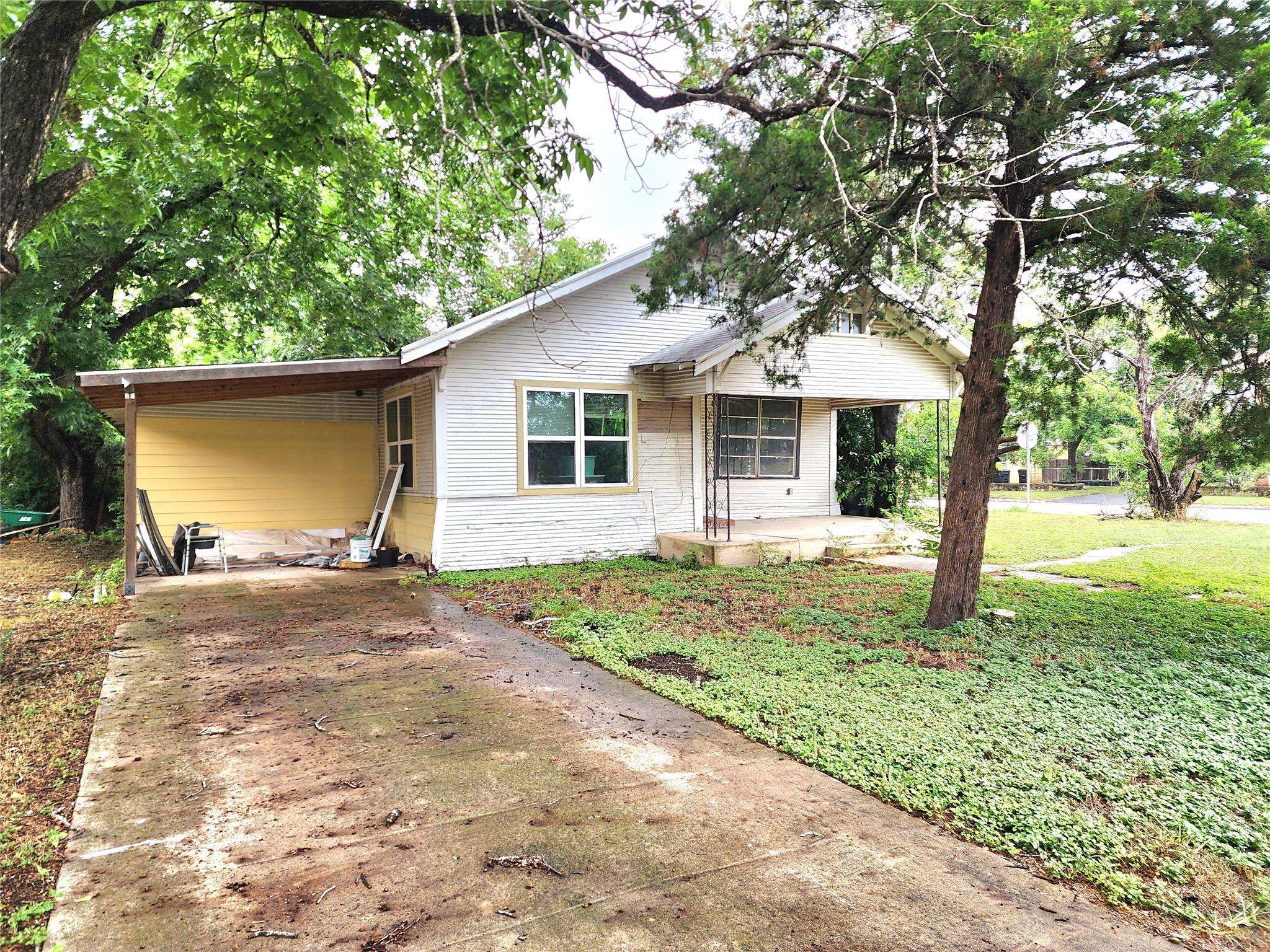 123 E Davis ST, Luling, TX 78648