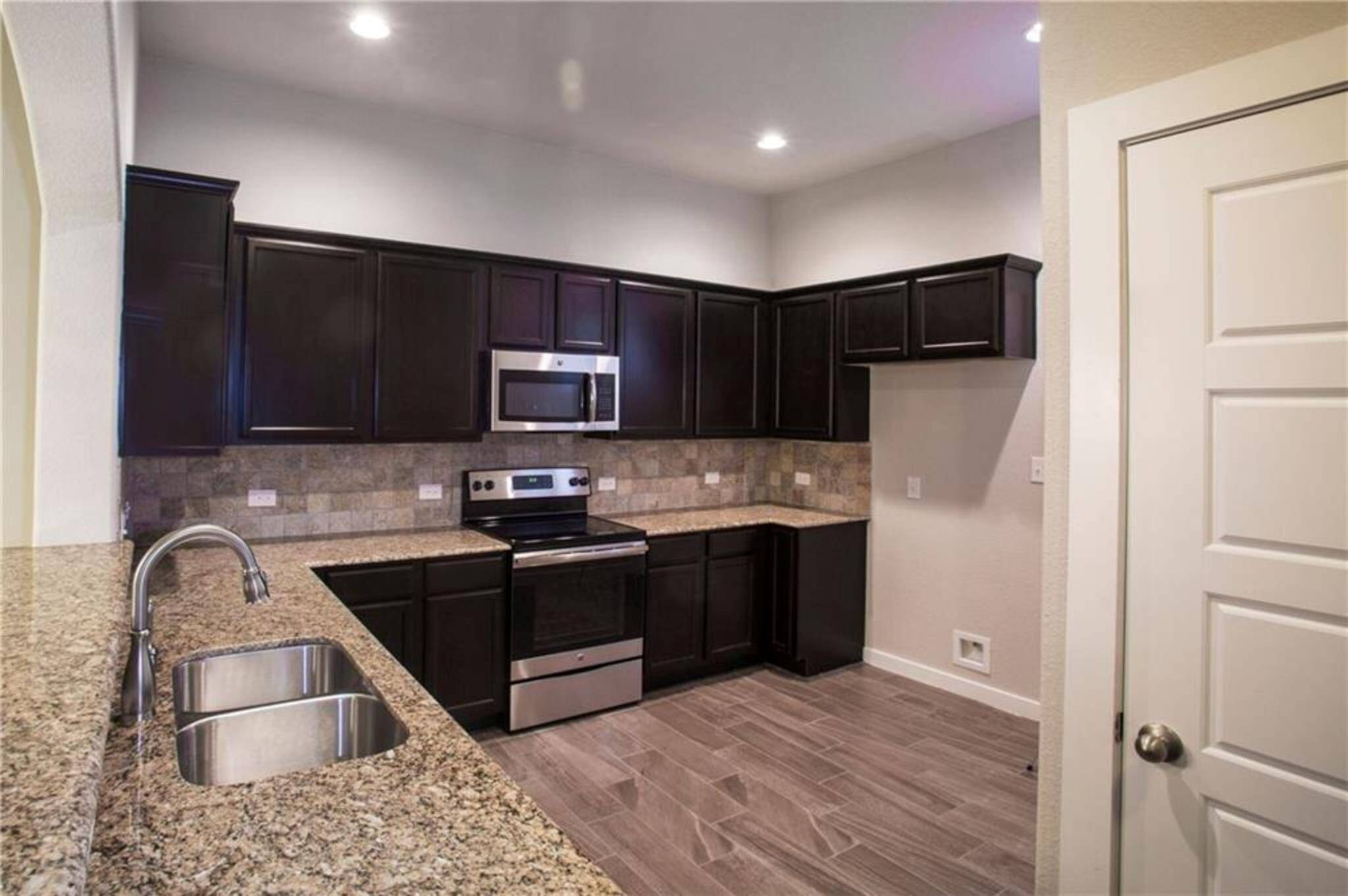 137 Lakeview CT, Kyle, TX 78640