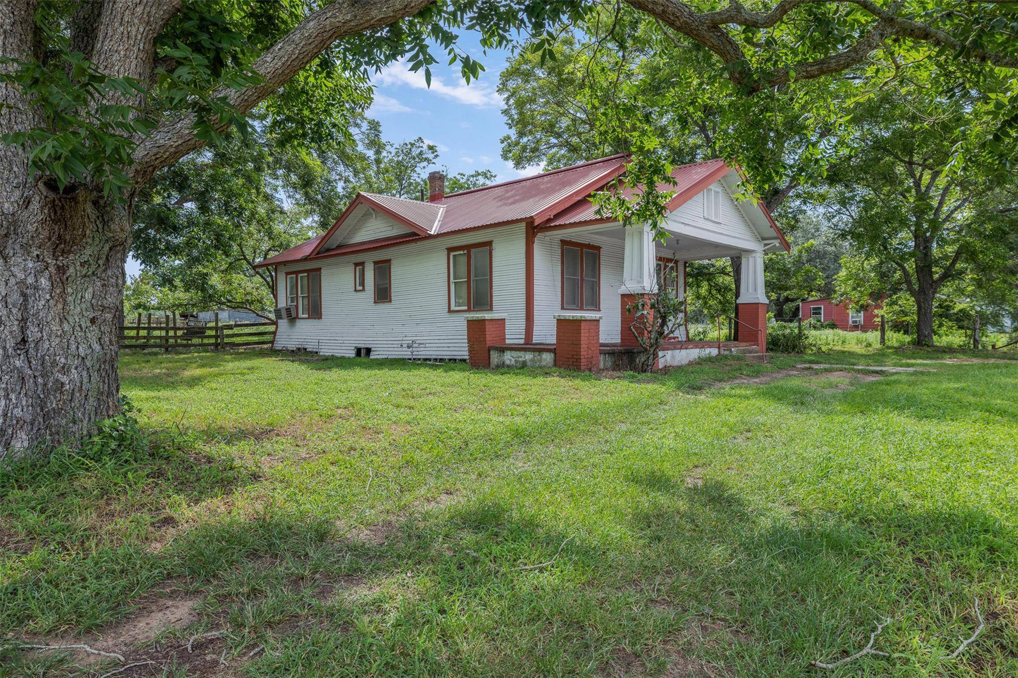 2005 W Grand Ave, Yoakum, TX 77995