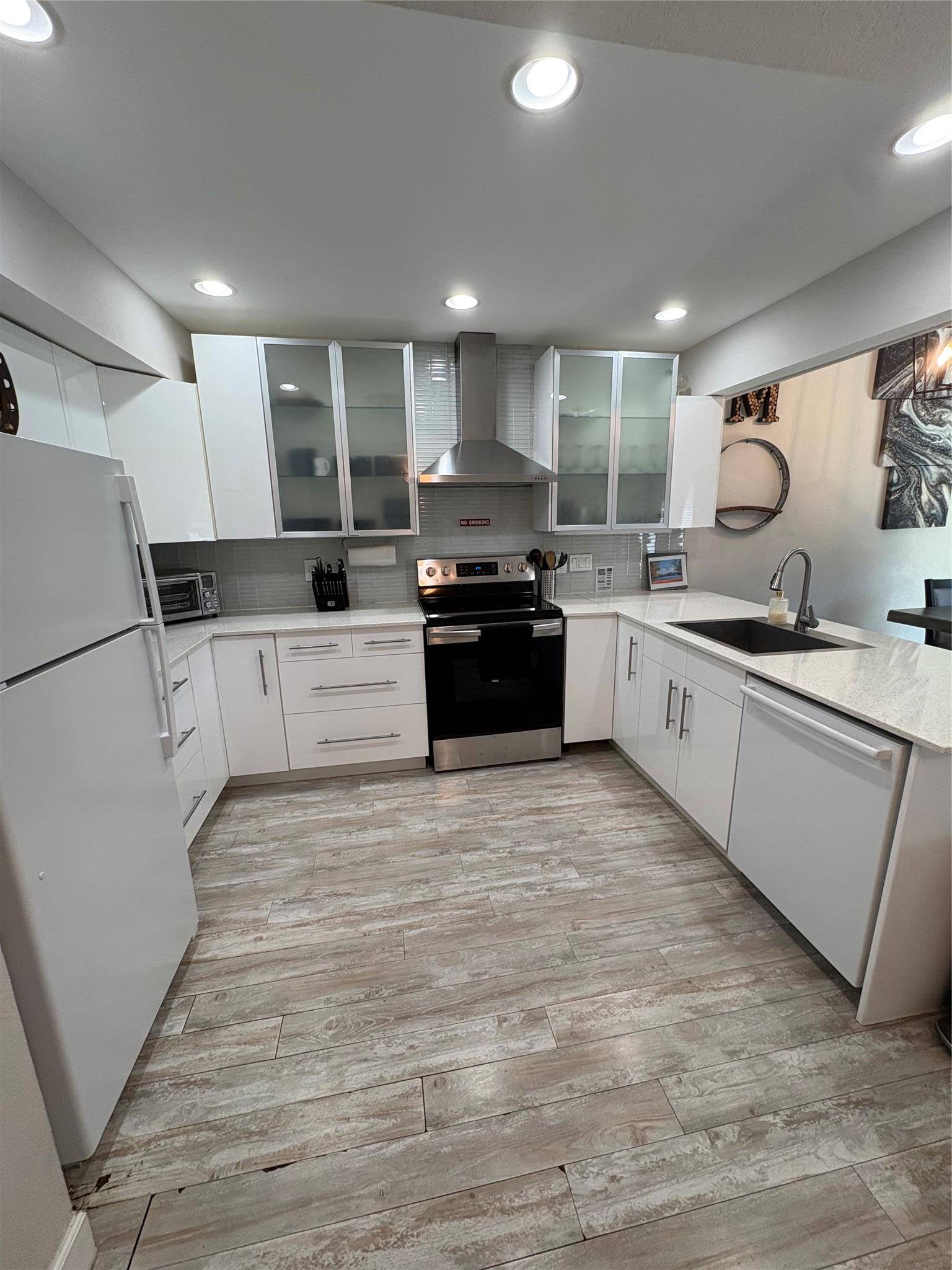 553 Demarett DR, Point Venture, TX 78645