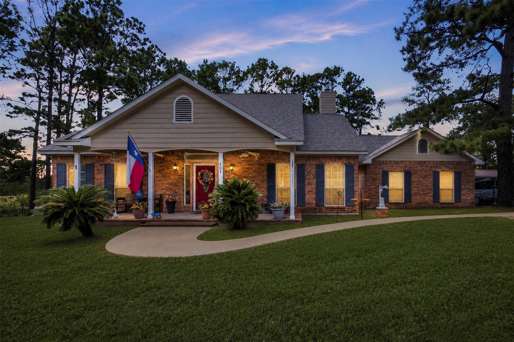 801 Moccasin TRL, La Grange, TX 78945
