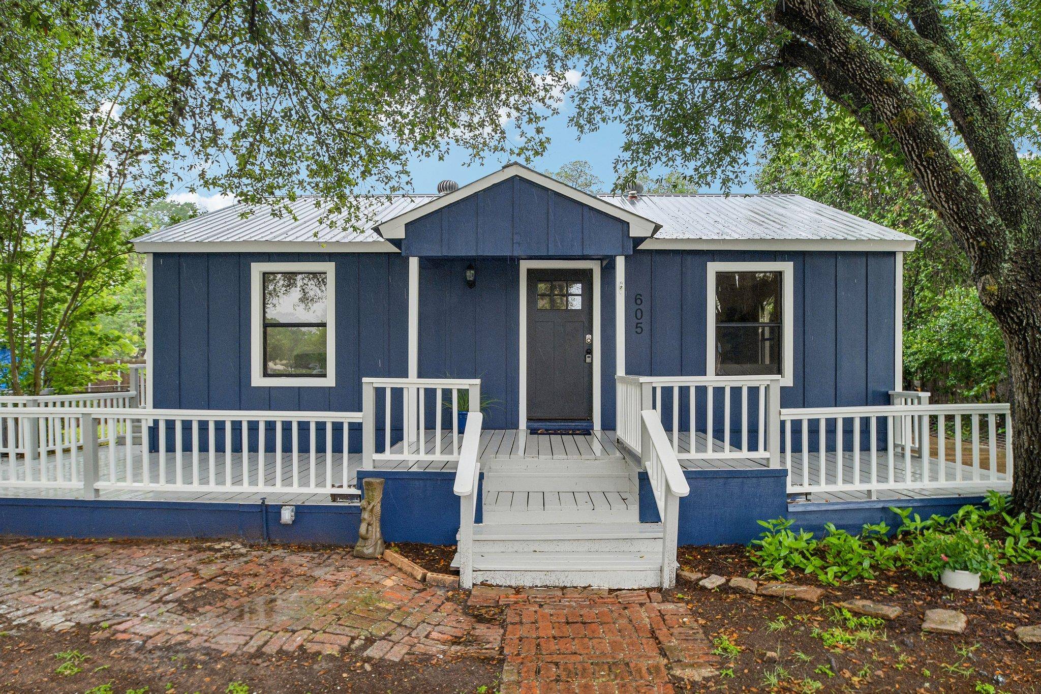 605 Bishop ST, Smithville, TX 78957