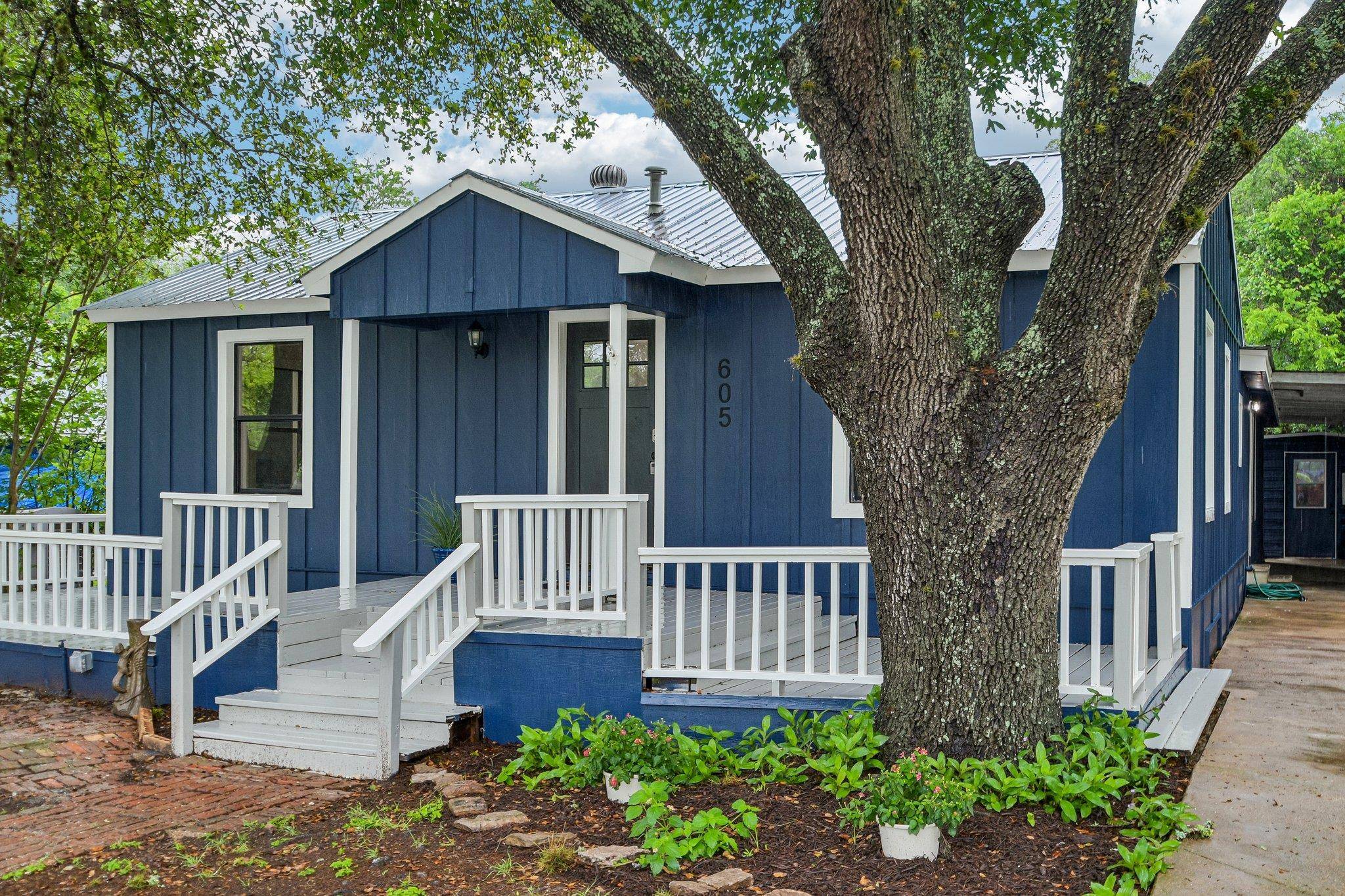 605 Bishop ST, Smithville, TX 78957