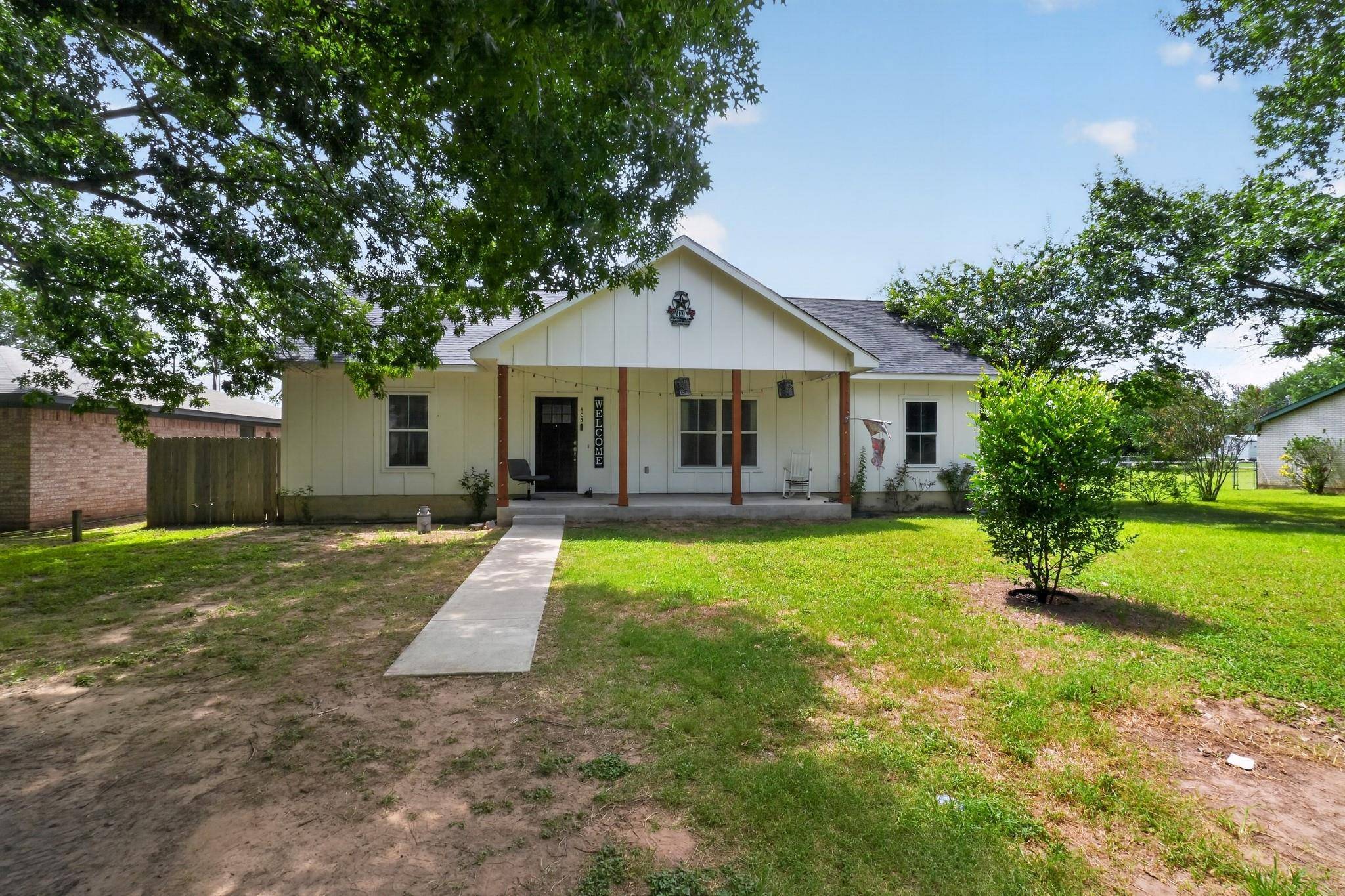 403 Lynch ST, Smithville, TX 78957