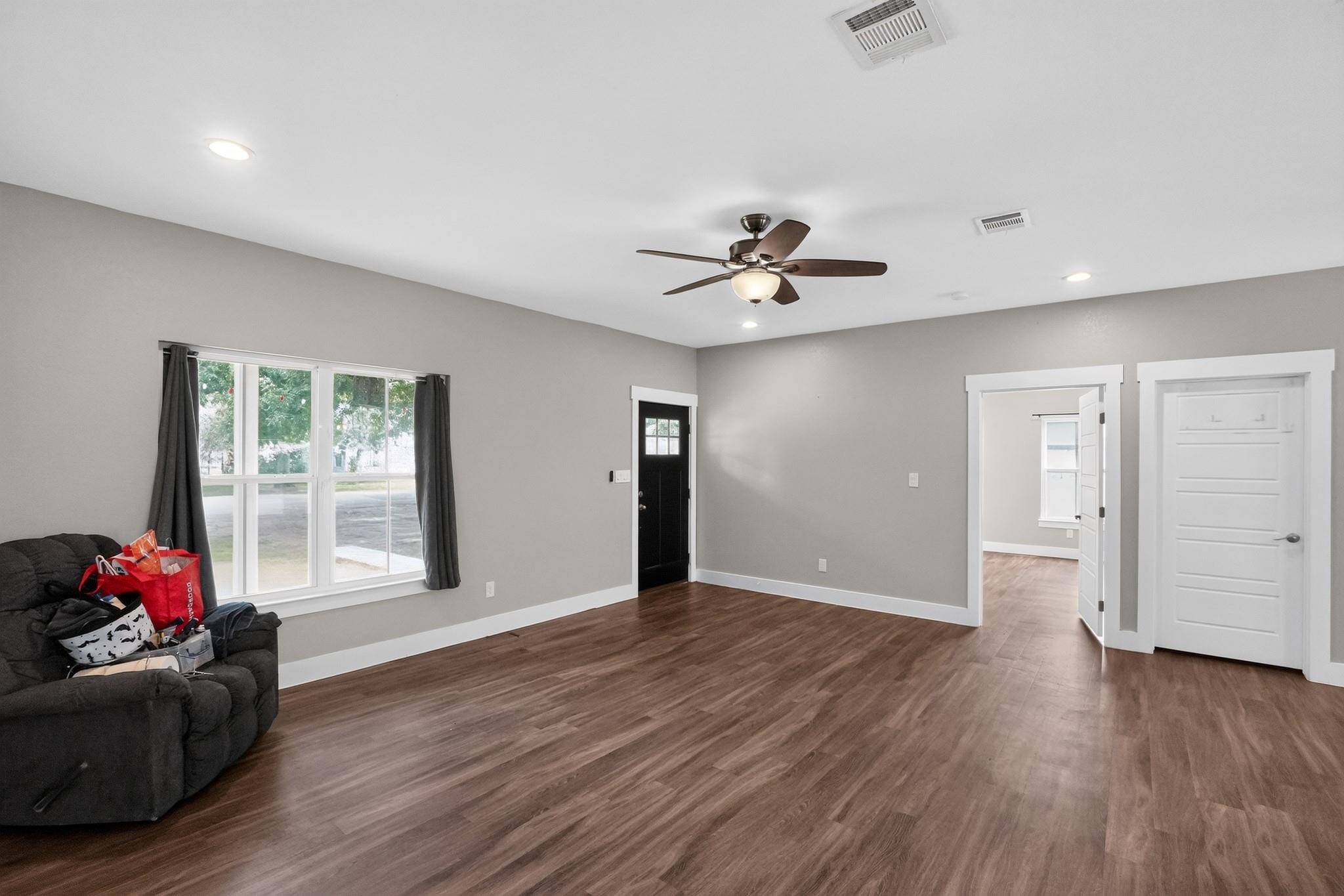 403 Lynch ST, Smithville, TX 78957