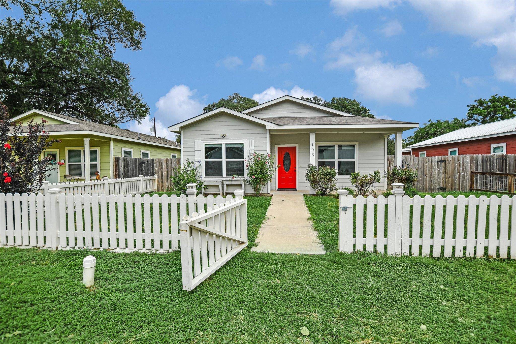 103 East ST, Smithville, TX 78957