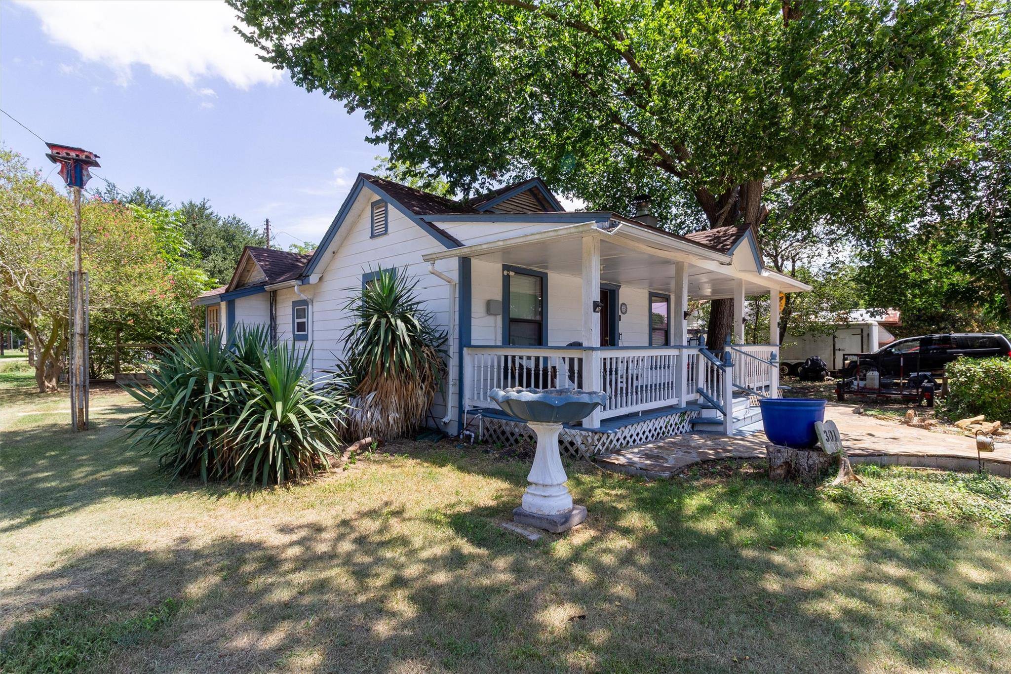 301 Holly Ave, Luling, TX 78648