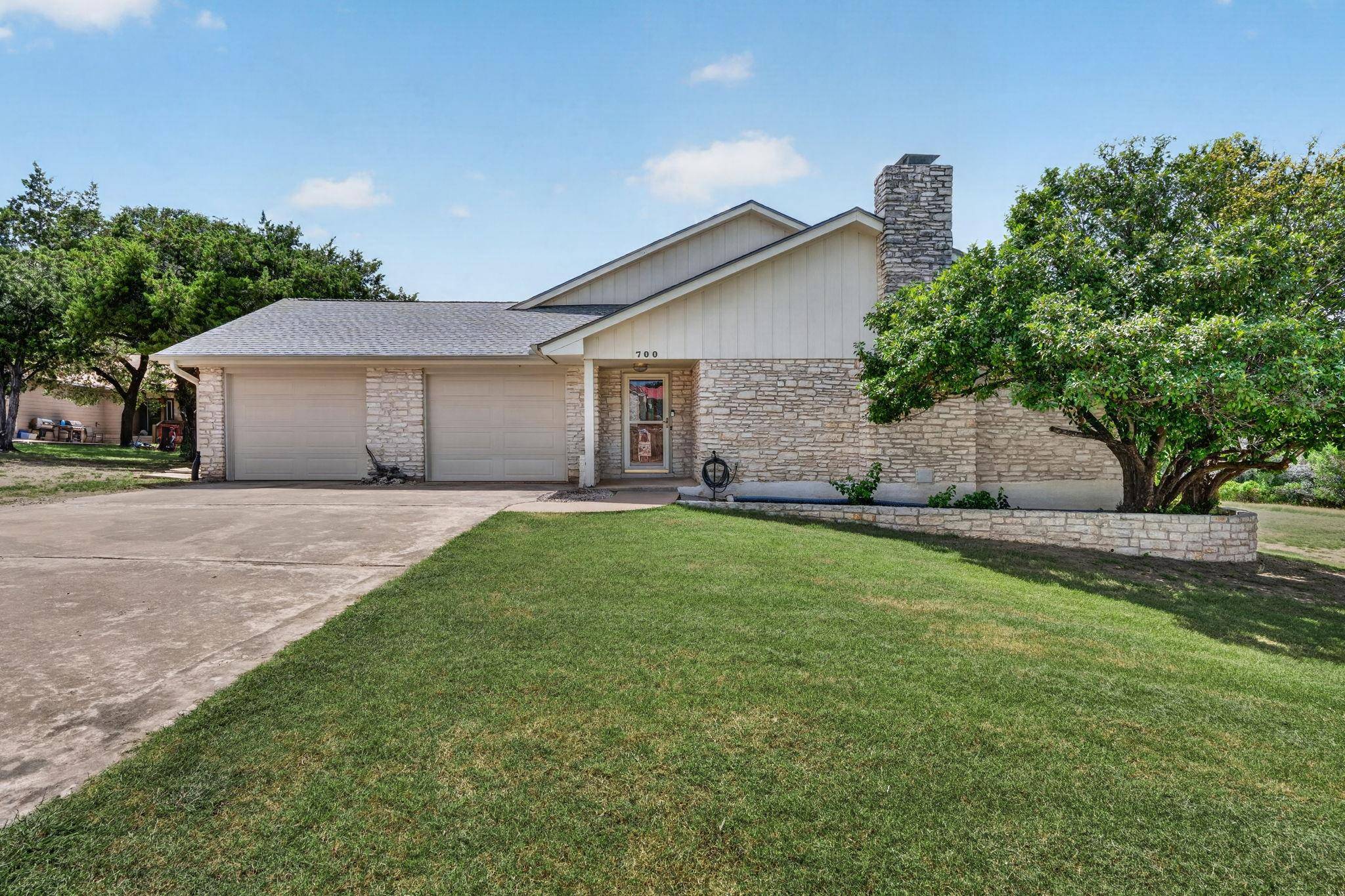 700 Rogart DR, Spicewood, TX 78669