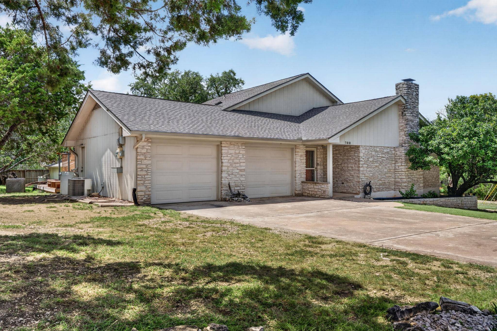 700 Rogart DR, Spicewood, TX 78669