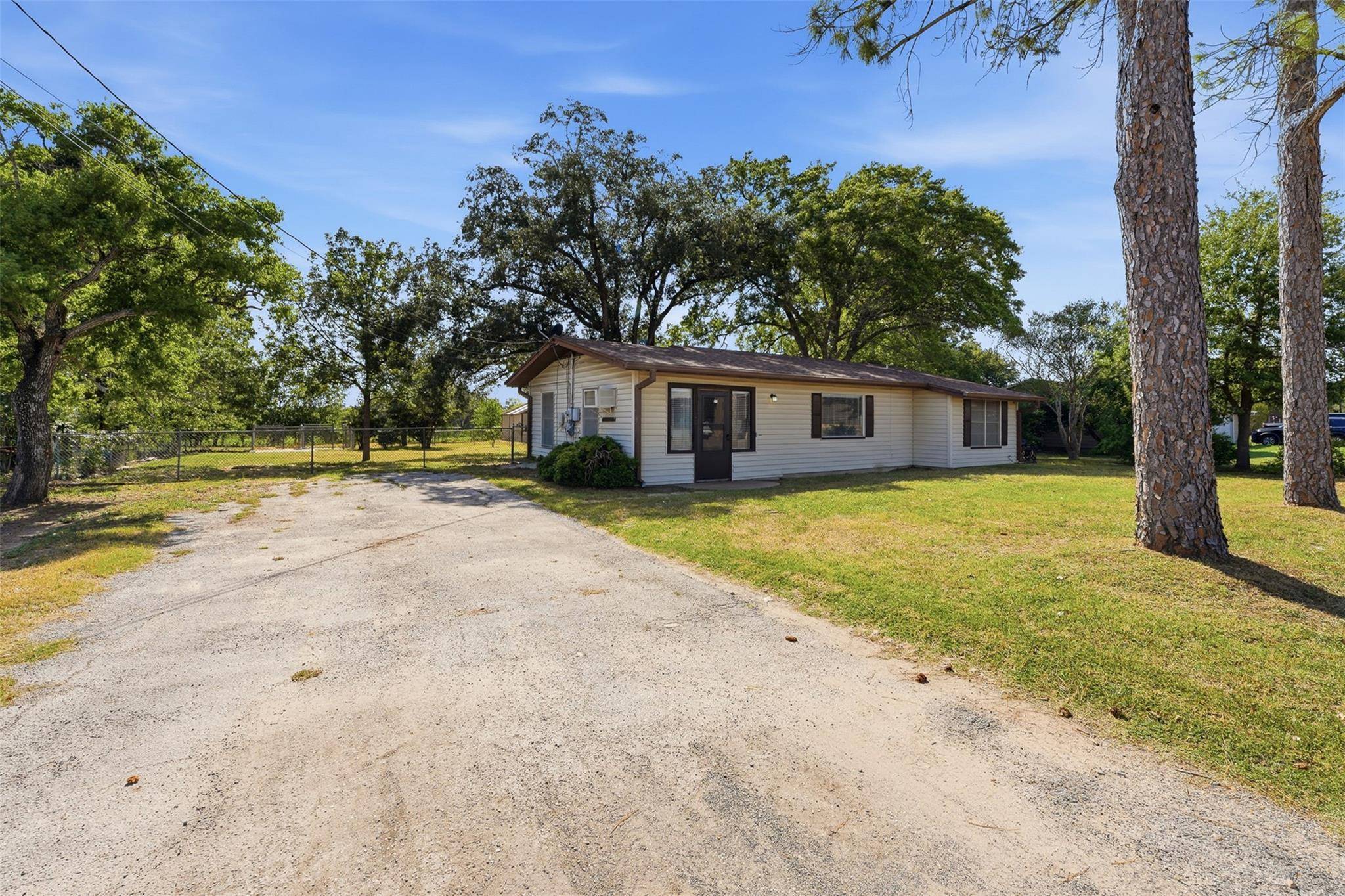 1603 Seydler ST, Gonzales, TX 78629