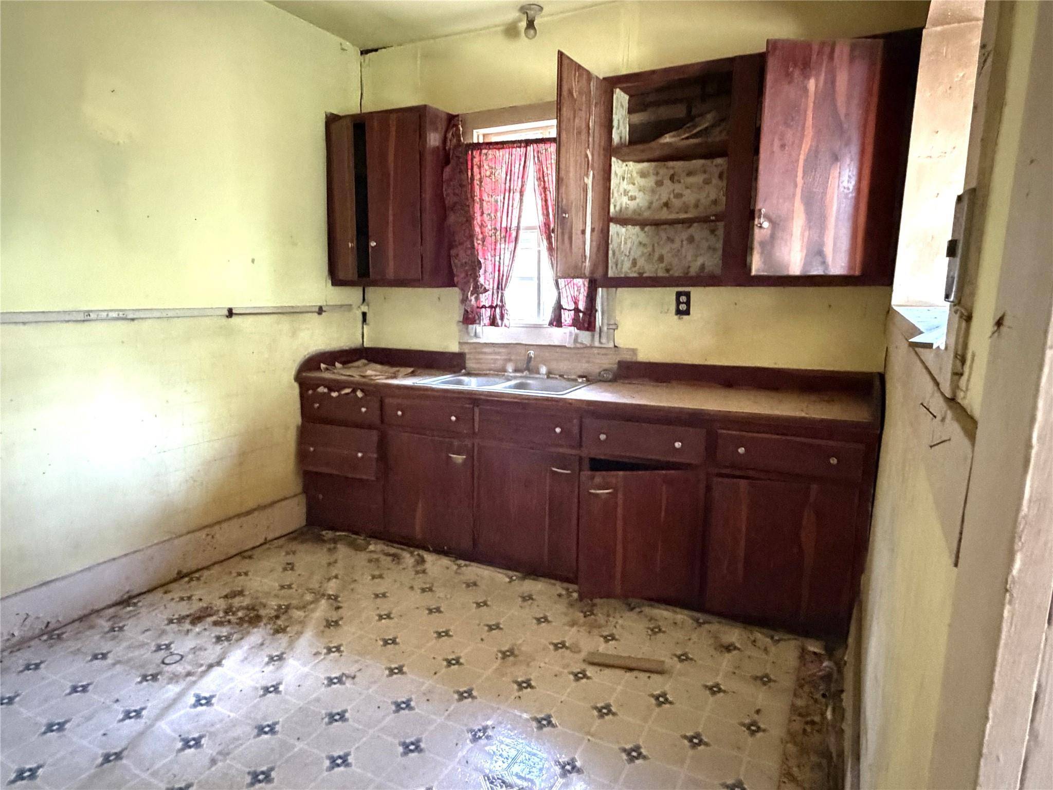 119 Pine ST, Luling, TX 78648