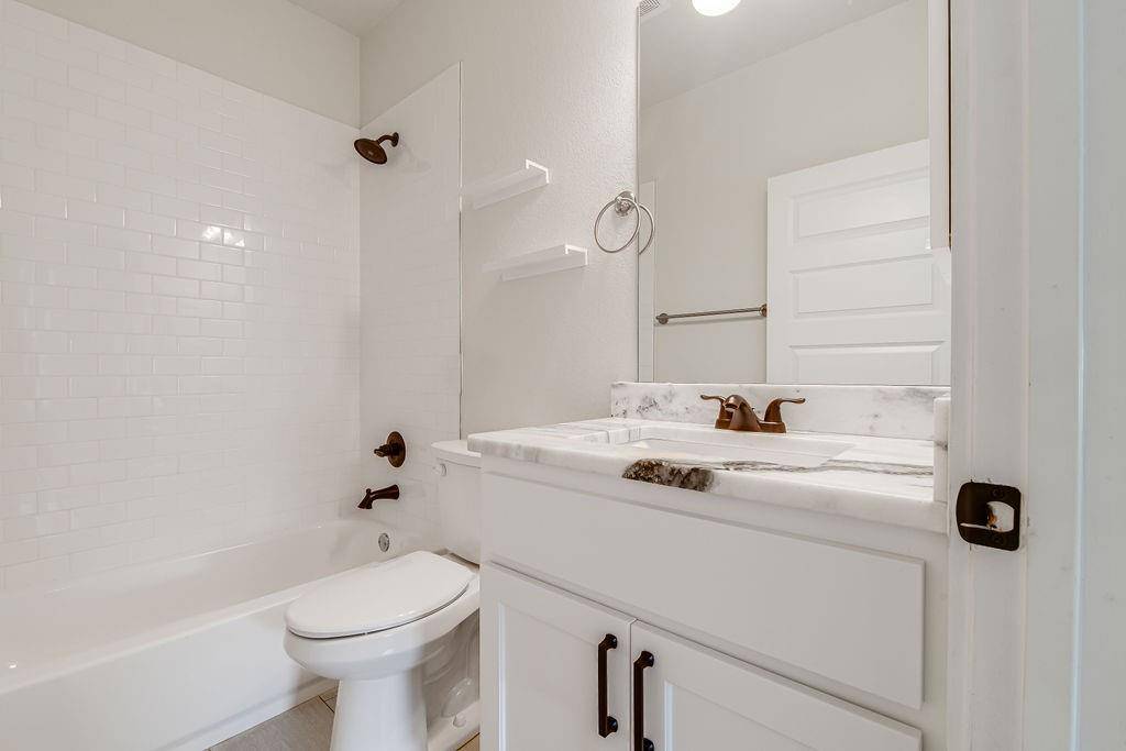 220 Riley LN, Fredericksburg, TX 78624
