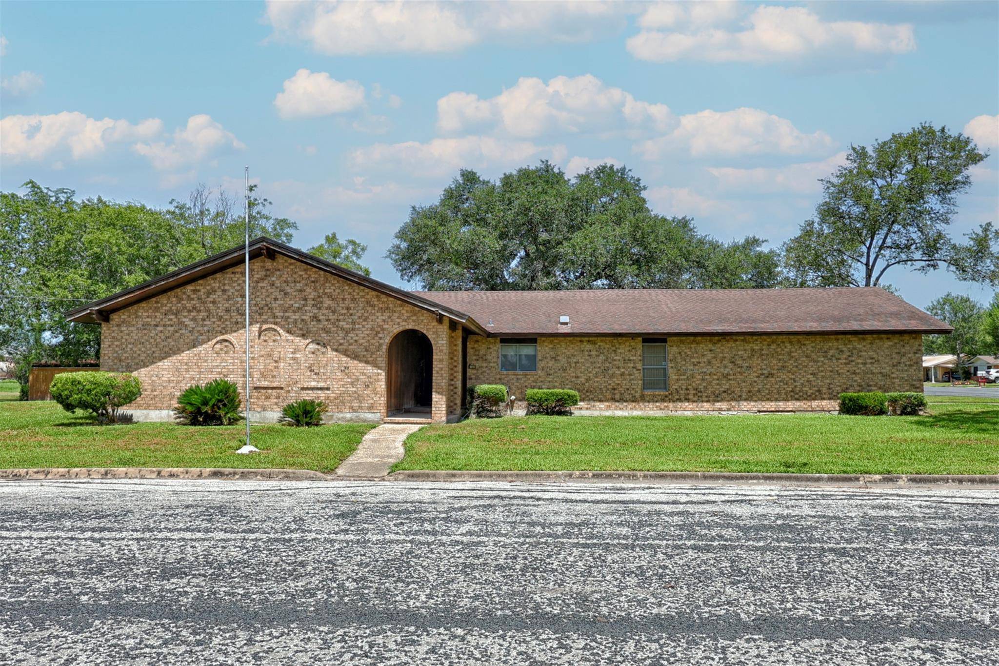 808 Herder Ave, Schulenburg, TX 78956