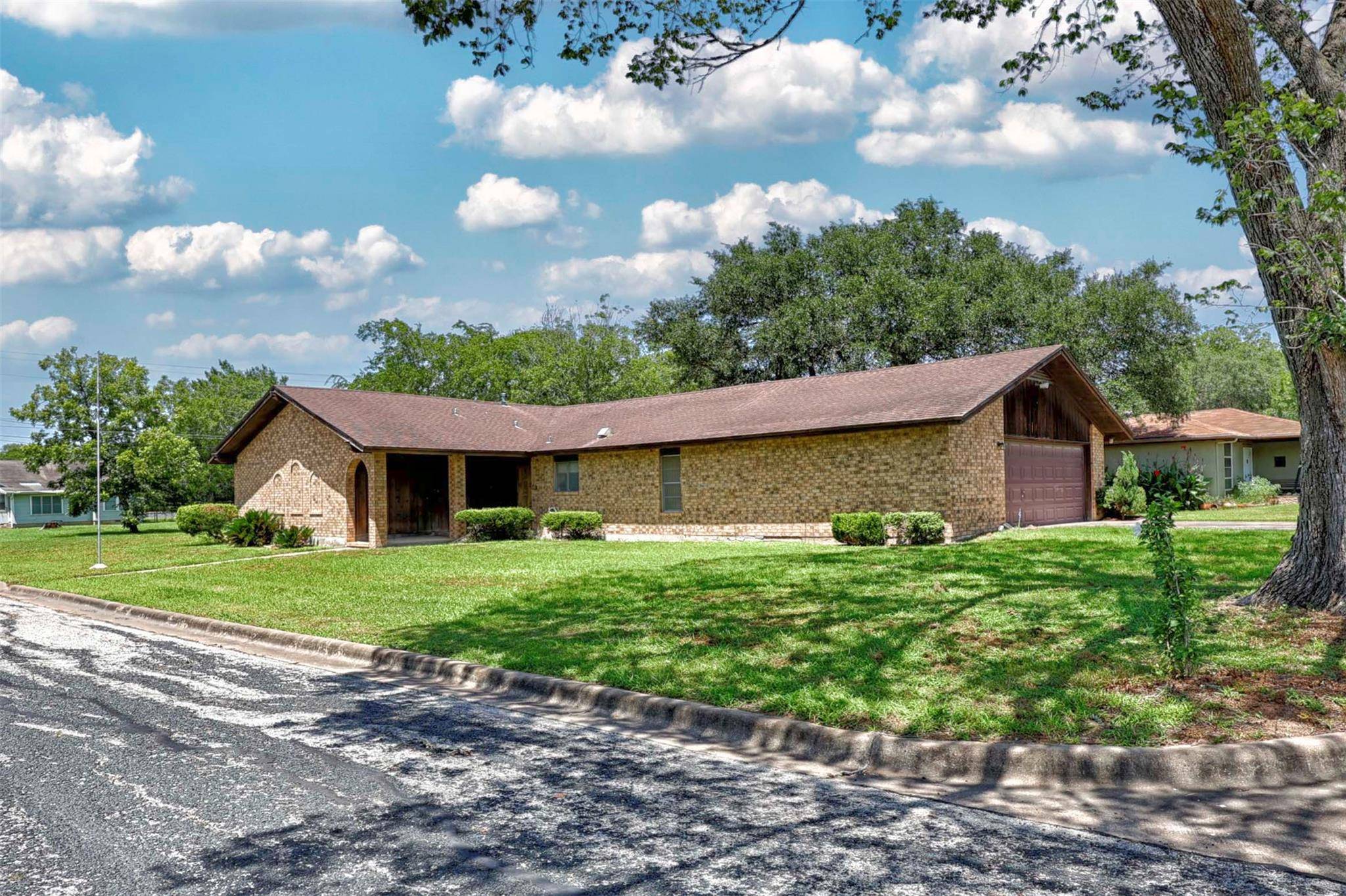 808 Herder Ave, Schulenburg, TX 78956