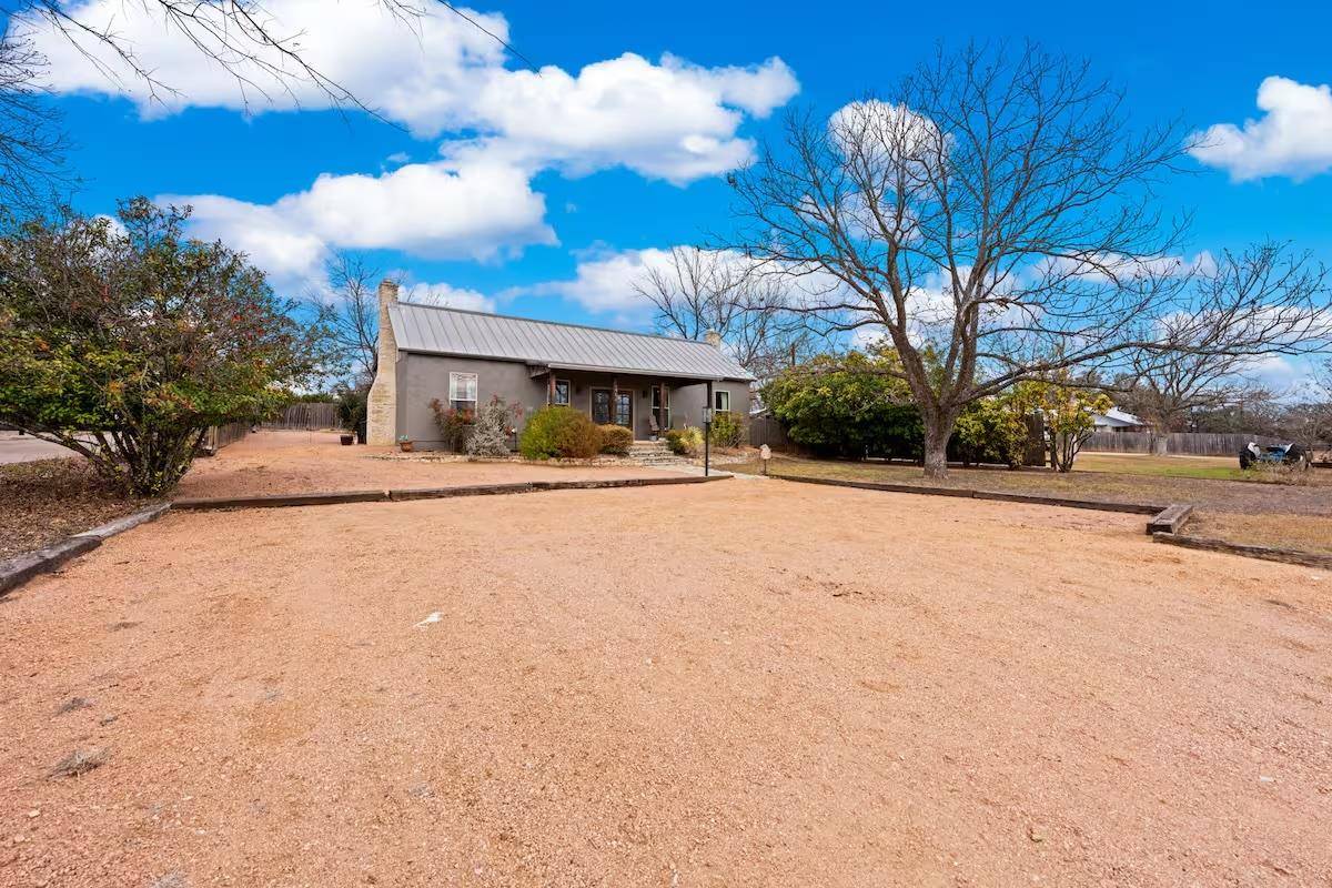 406 Cross Mountain DR, Fredericksburg, TX 78624