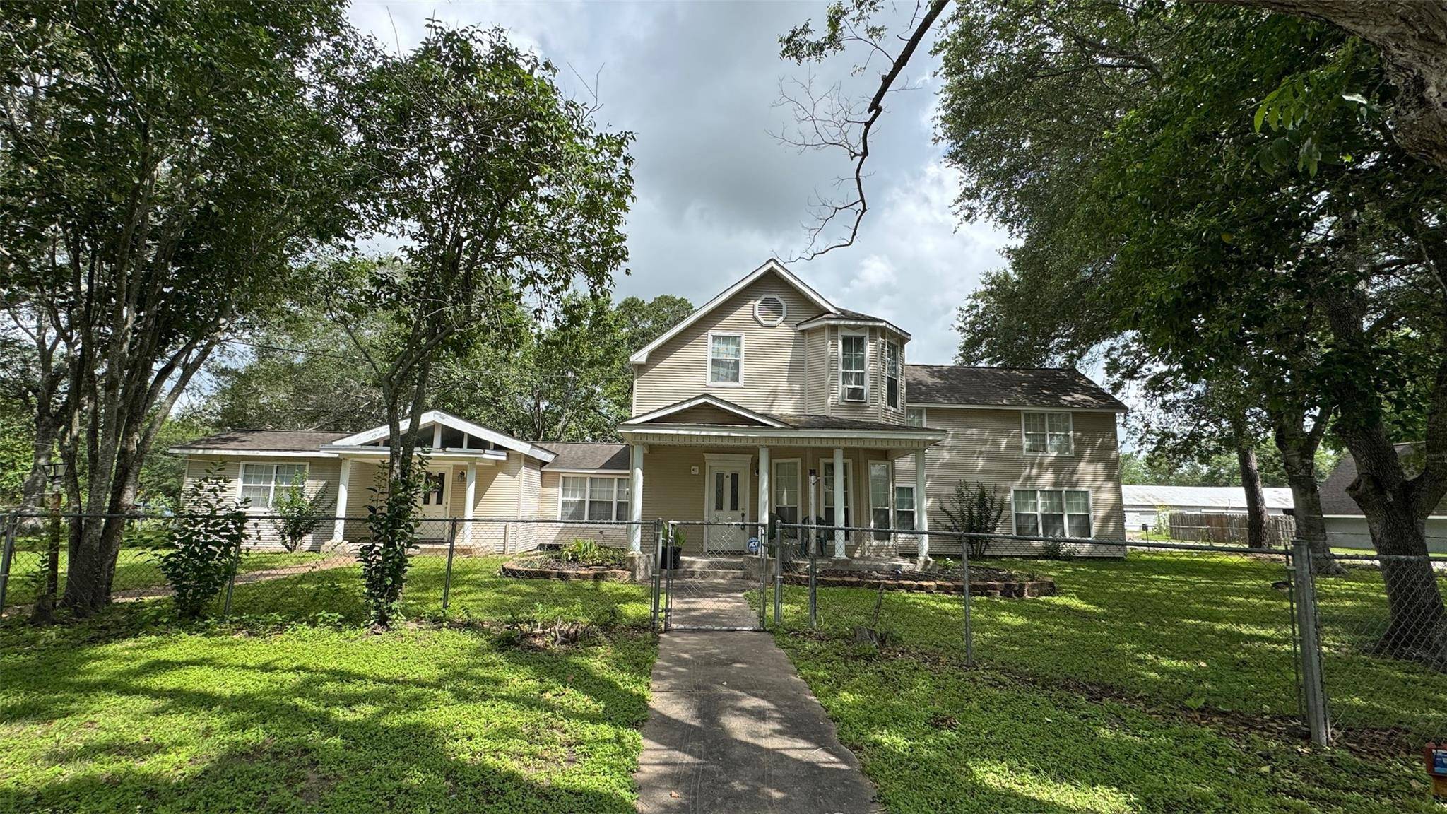 411 E Church ST, El Campo, TX 77437