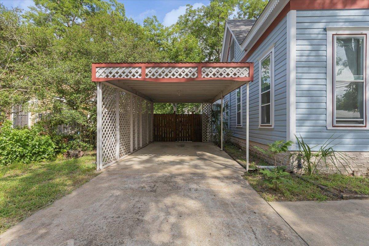 207 Hudgins ST, Smithville, TX 78957