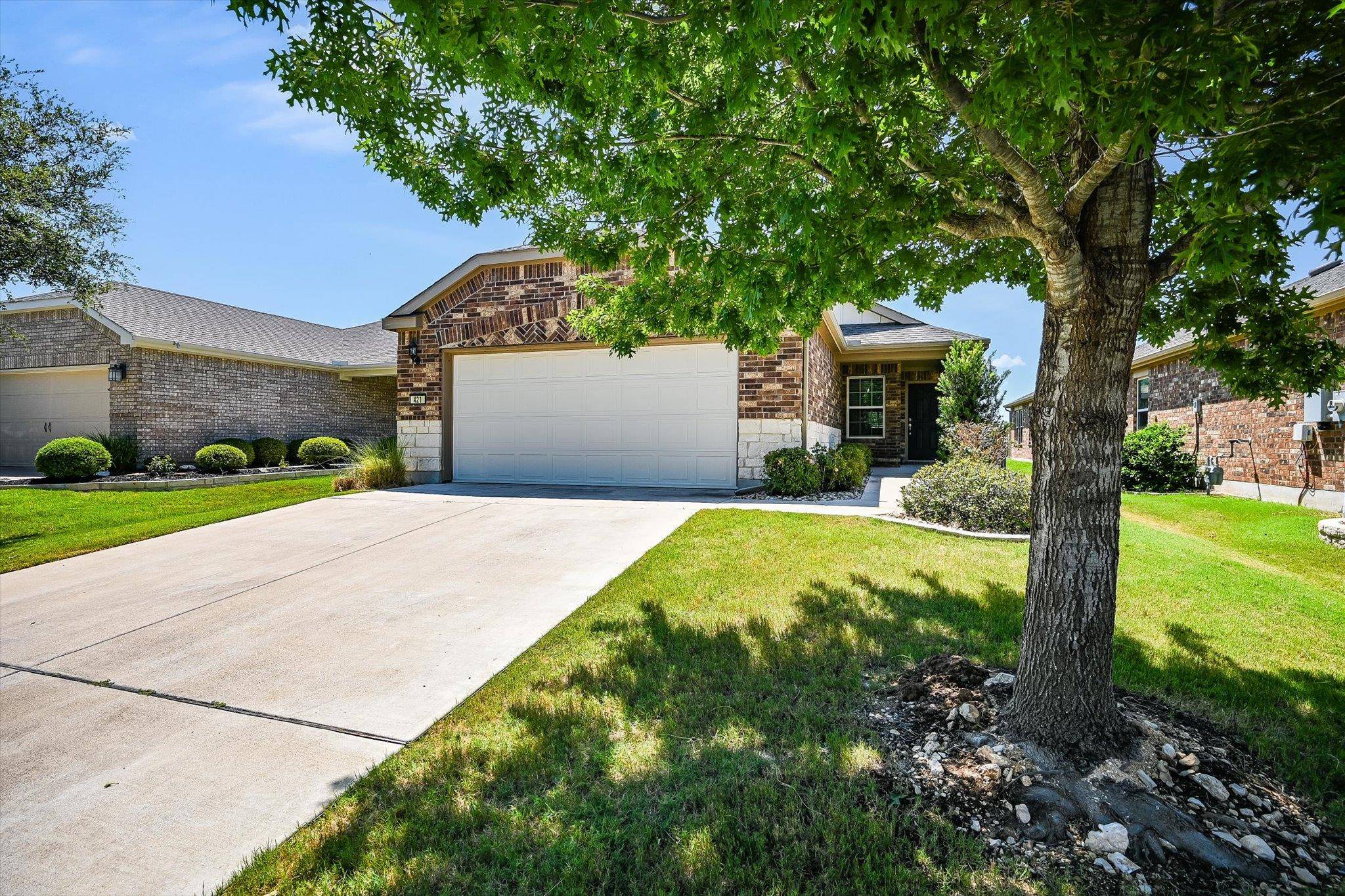 421 Holiday Creek LN, Georgetown, TX 78633